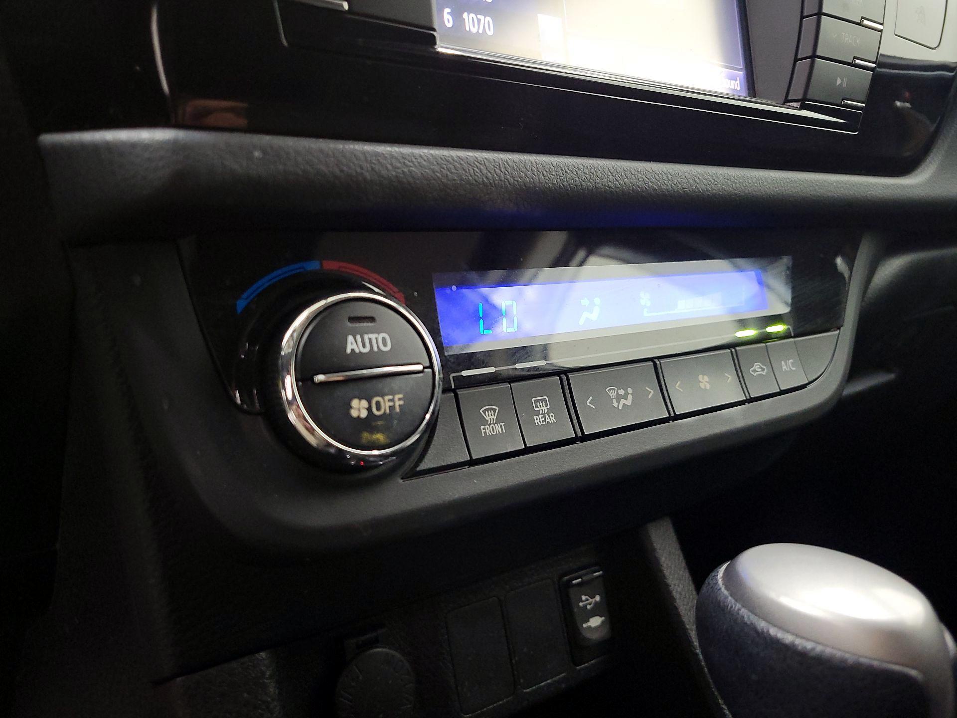 Thumbnail: 2015 Toyota Corolla - 16
