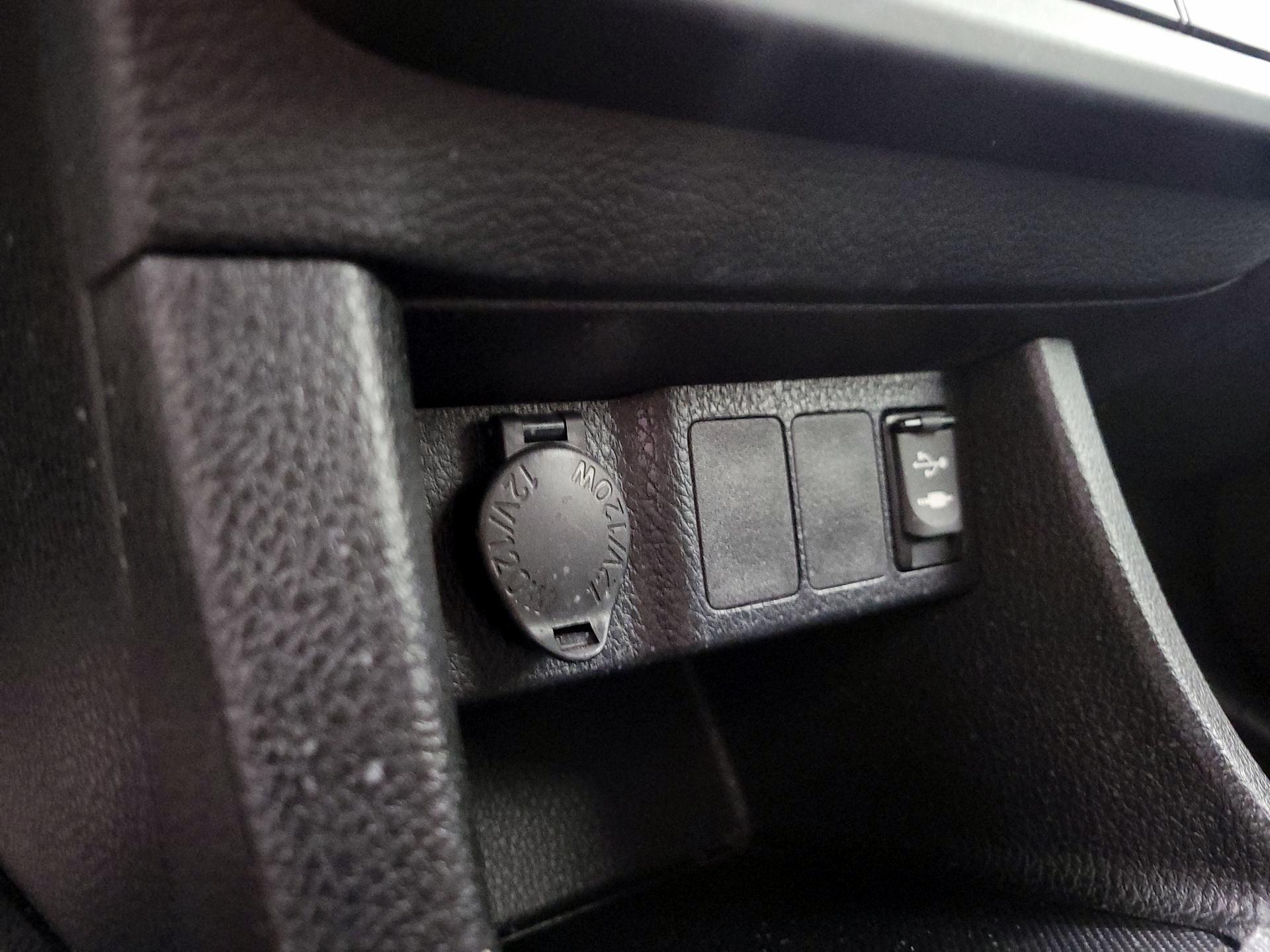 Thumbnail: 2015 Toyota Corolla - 18