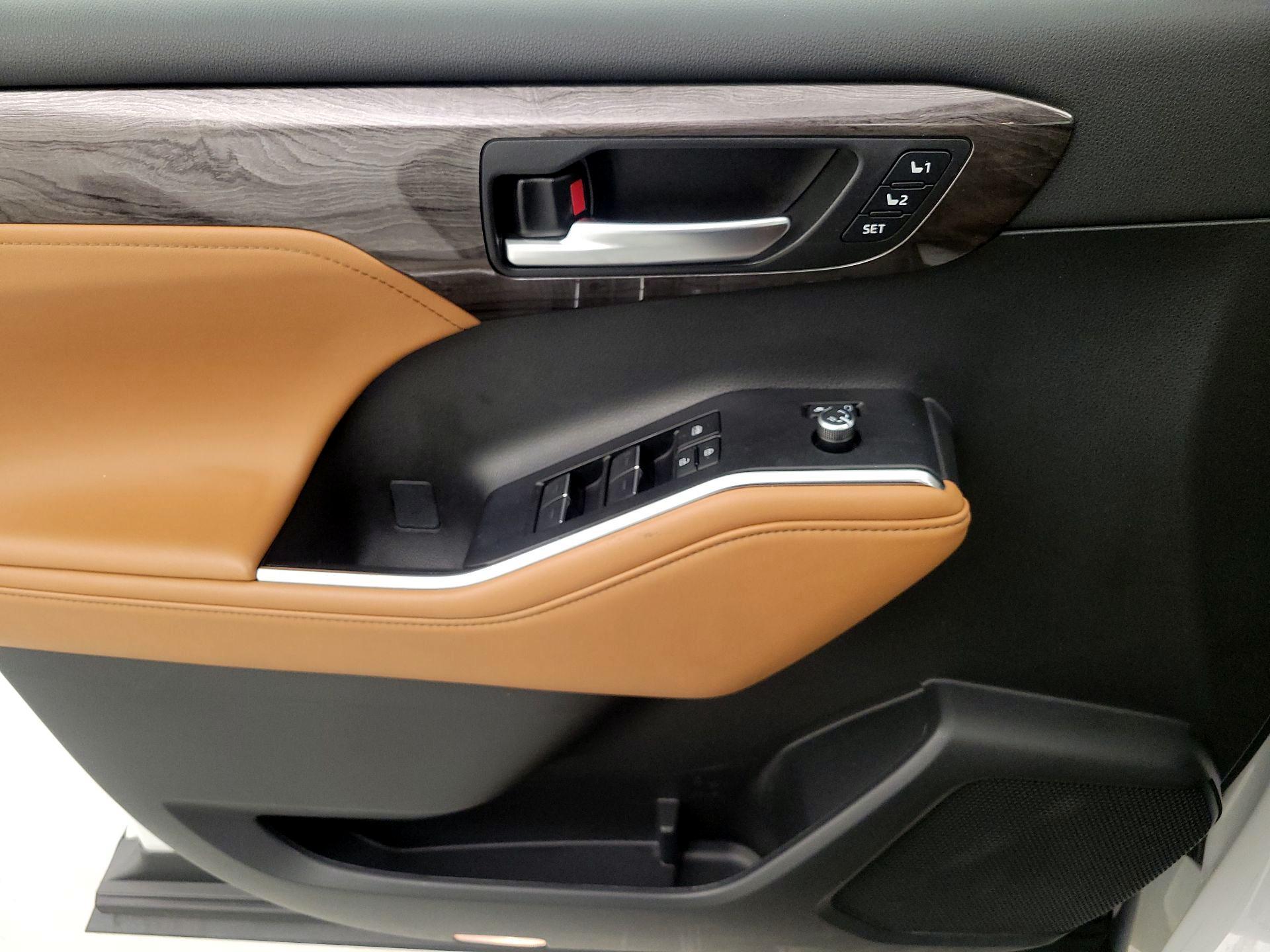 Thumbnail: 2023 Toyota Highlander - 12