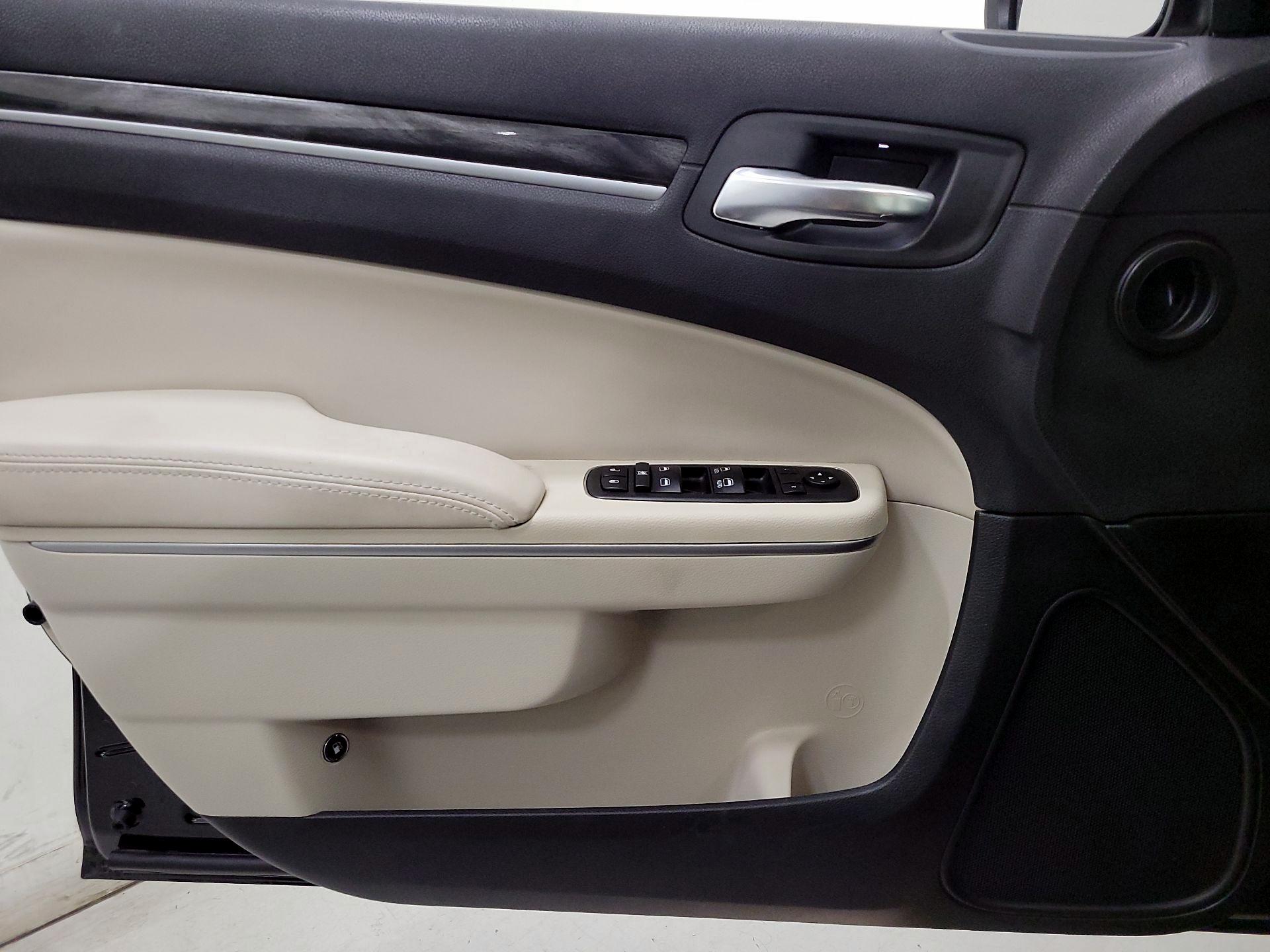 Thumbnail: 2019 Chrysler 300 - 12