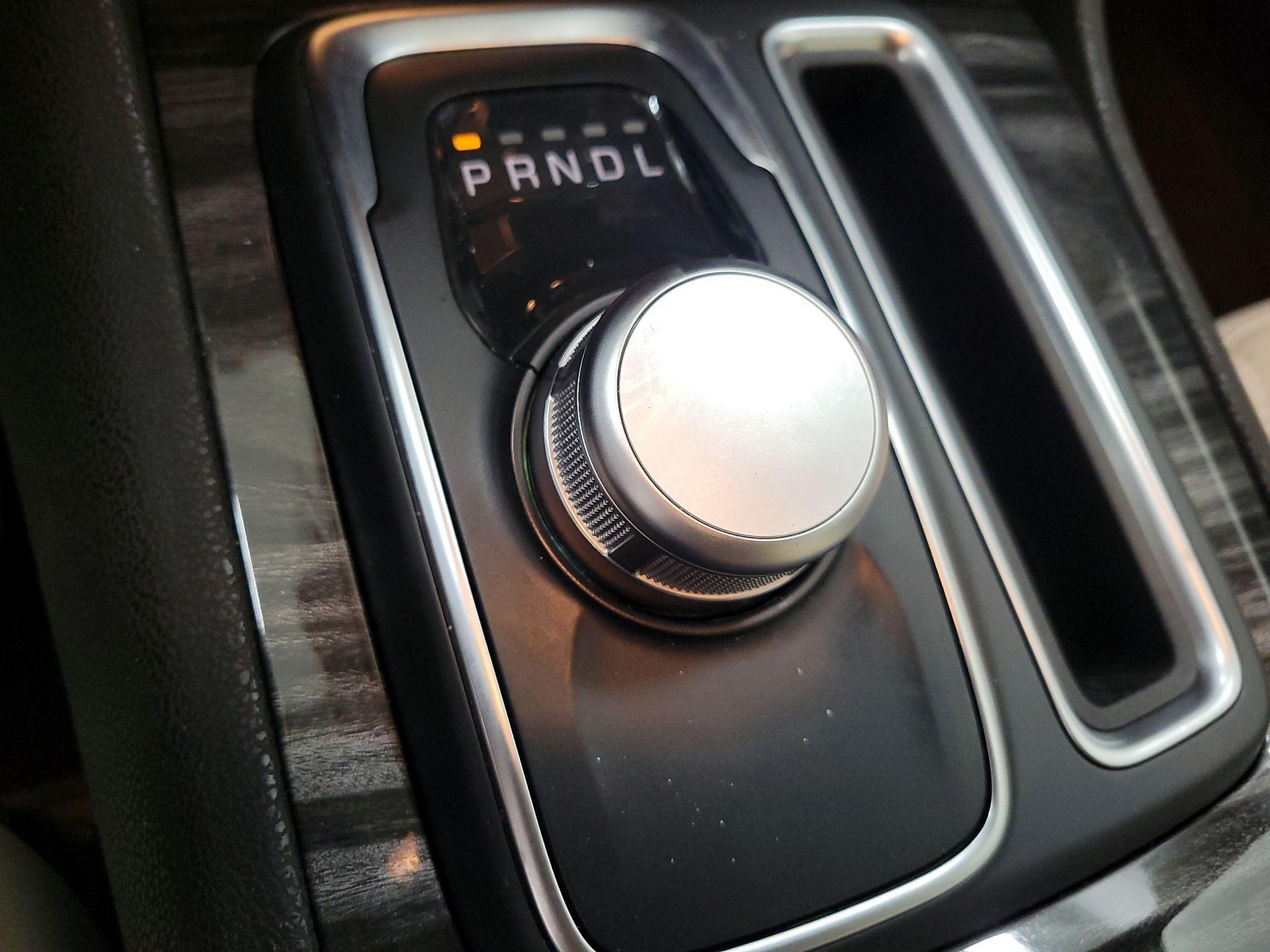 Thumbnail: 2019 Chrysler 300 - 17