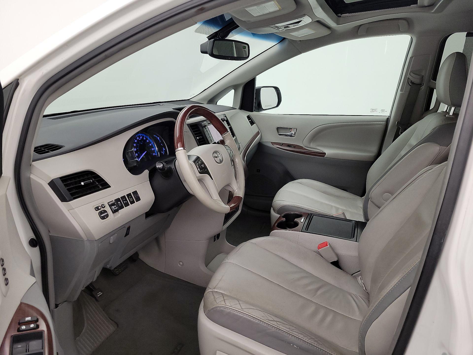 Thumbnail: 2014 Toyota Sienna - 11