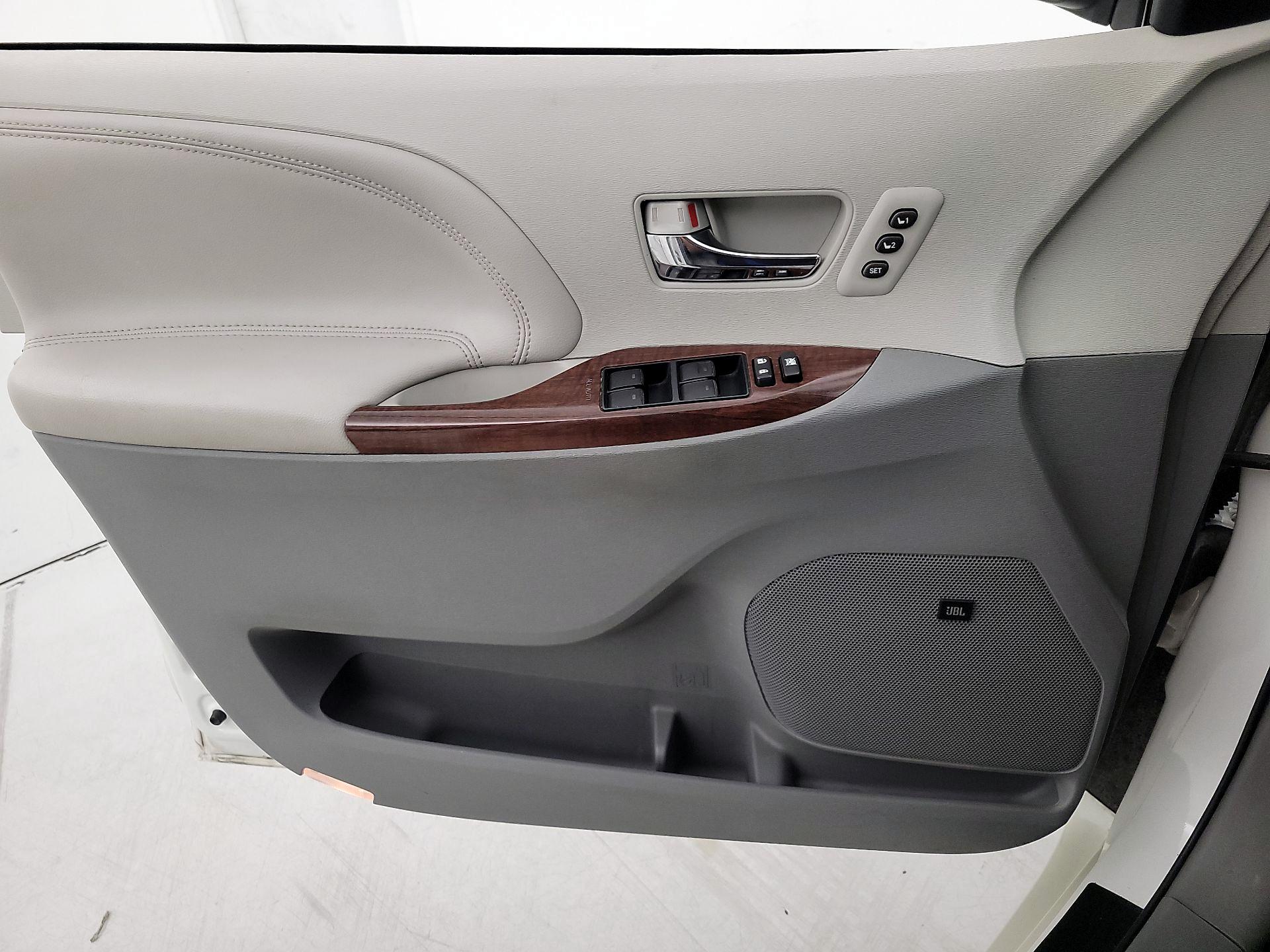Thumbnail: 2014 Toyota Sienna - 12