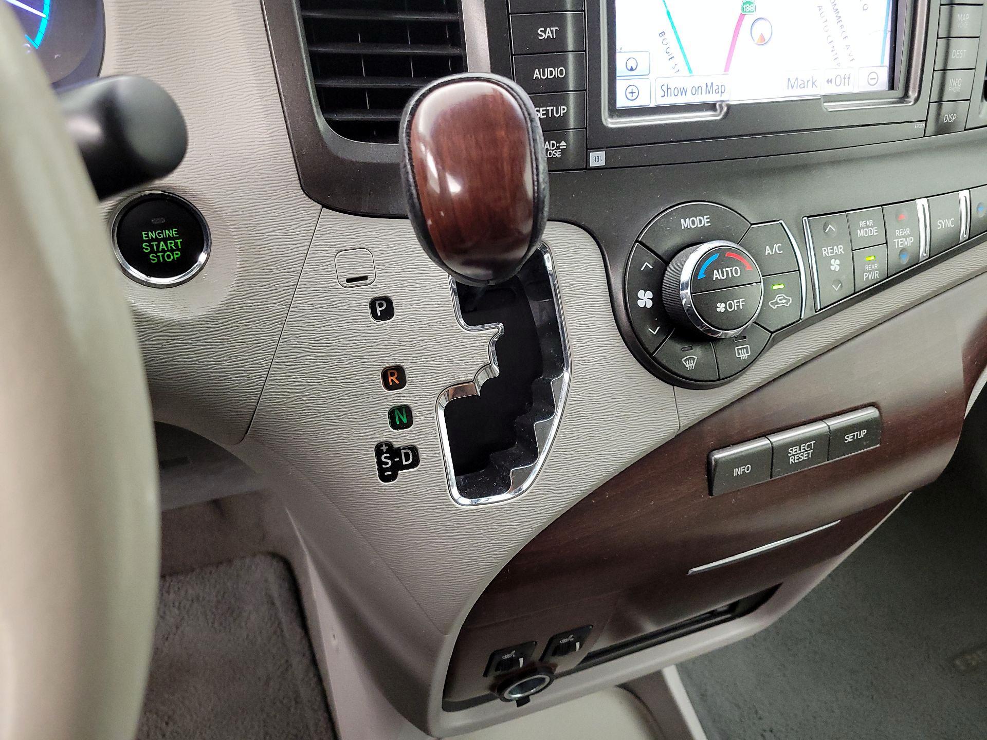 Thumbnail: 2014 Toyota Sienna - 18