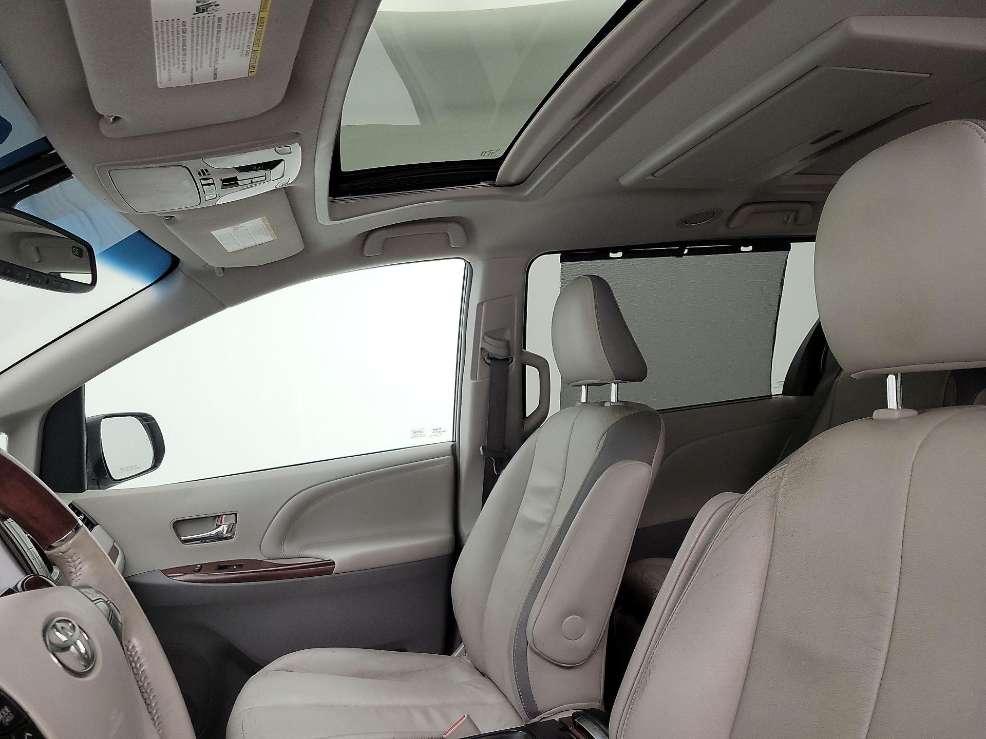 Thumbnail: 2014 Toyota Sienna - 20