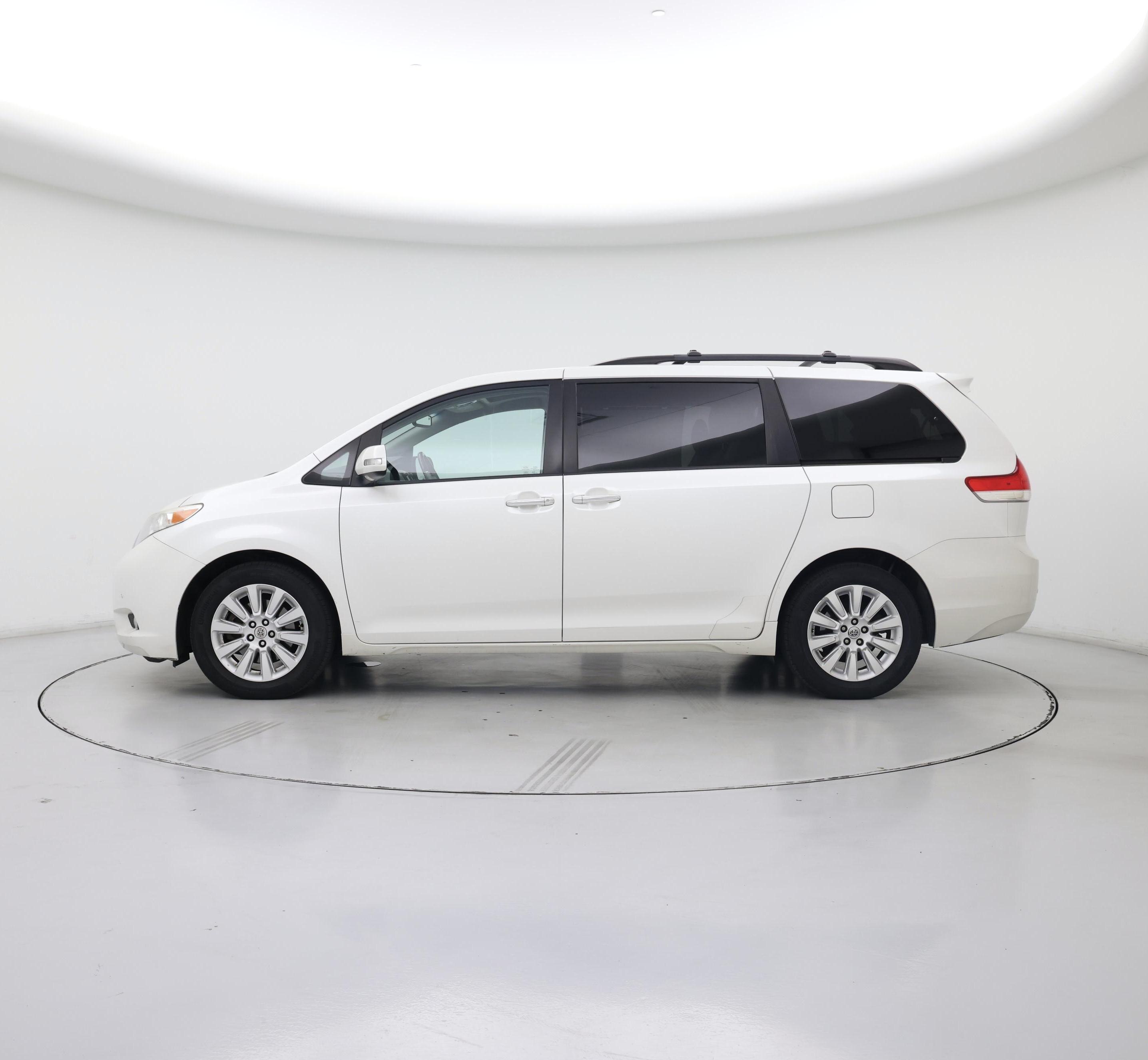 Thumbnail: 2014 Toyota Sienna - 3