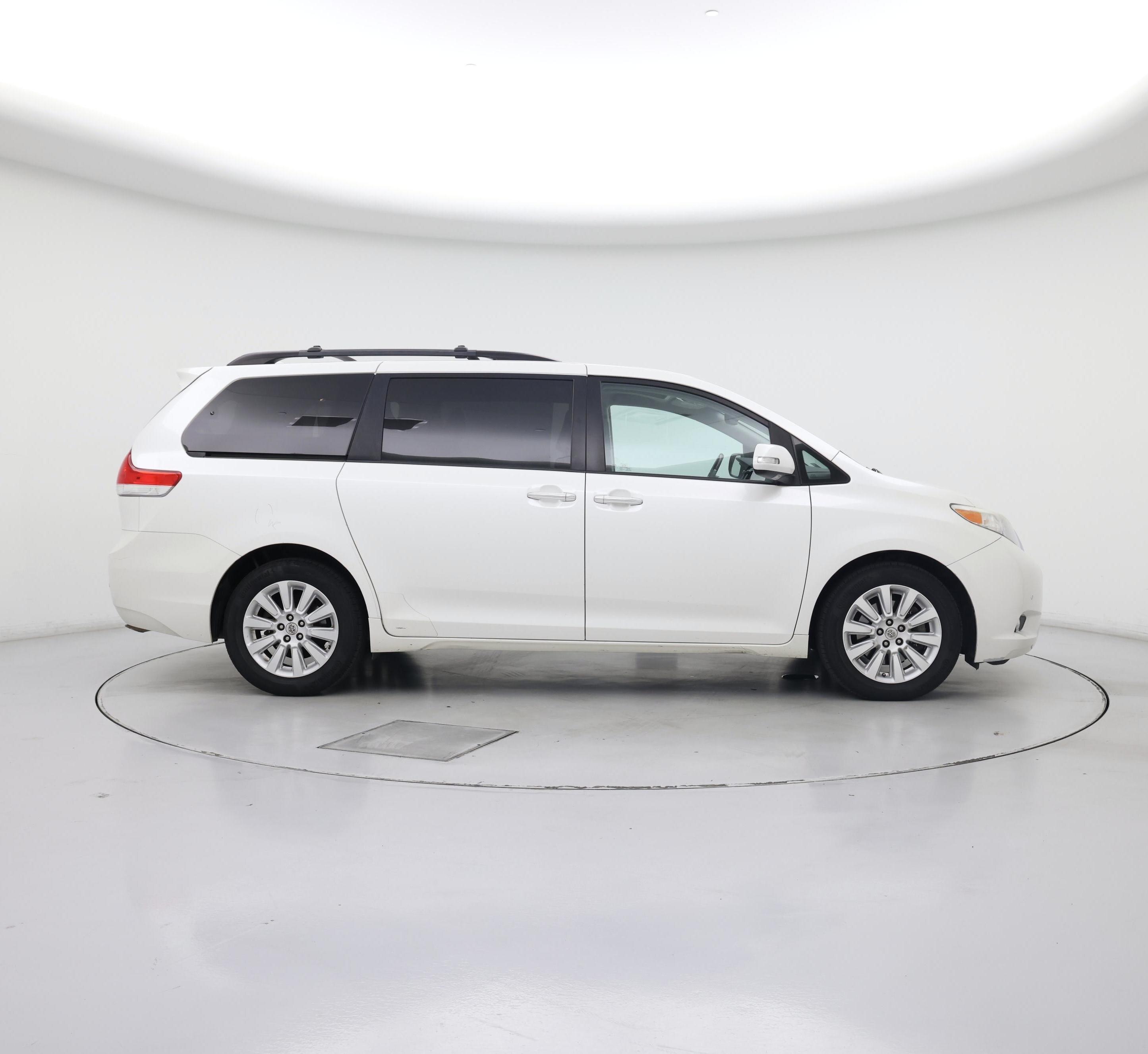 Thumbnail: 2014 Toyota Sienna - 7