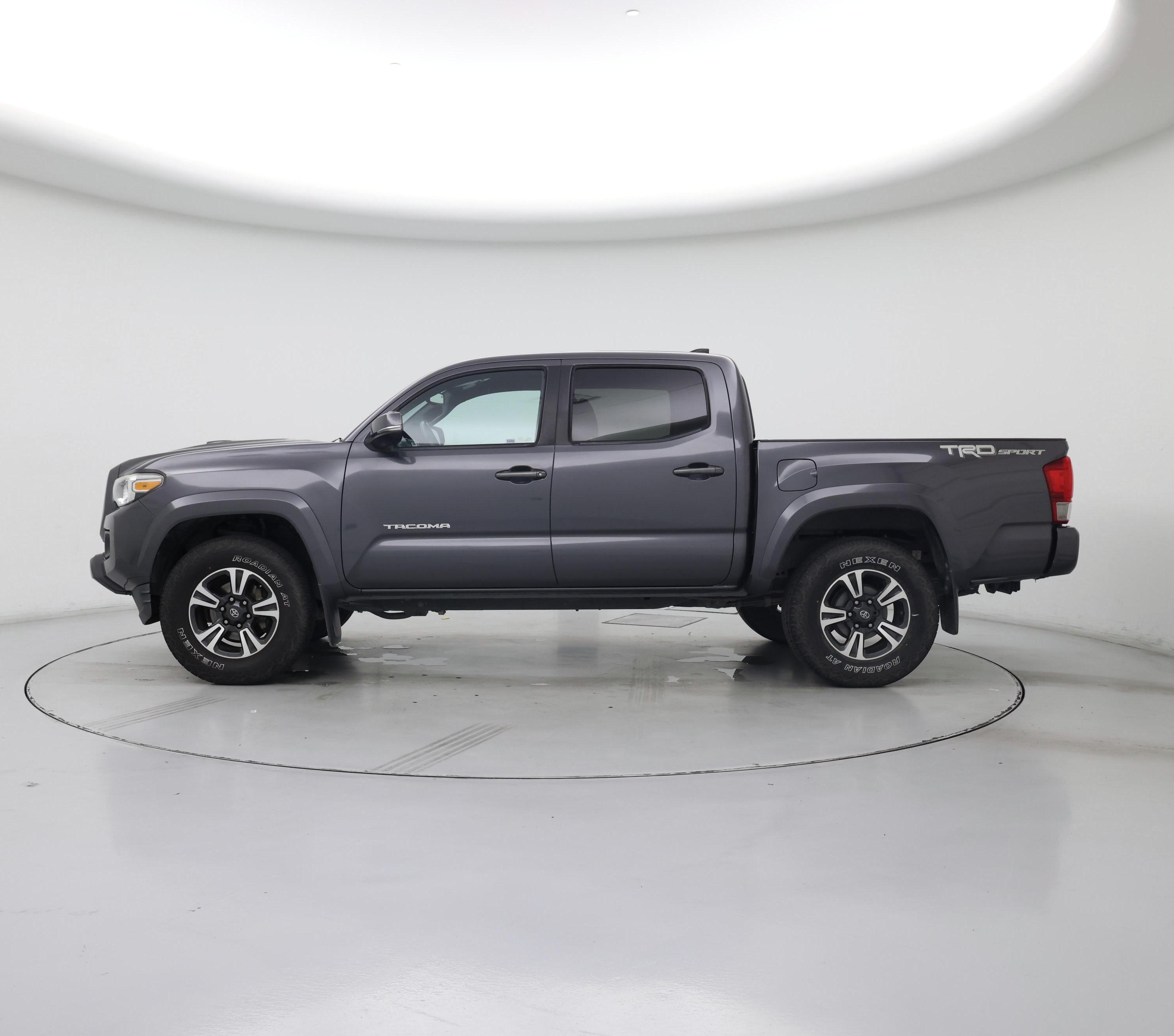 Thumbnail: 2016 Toyota Tacoma - 3
