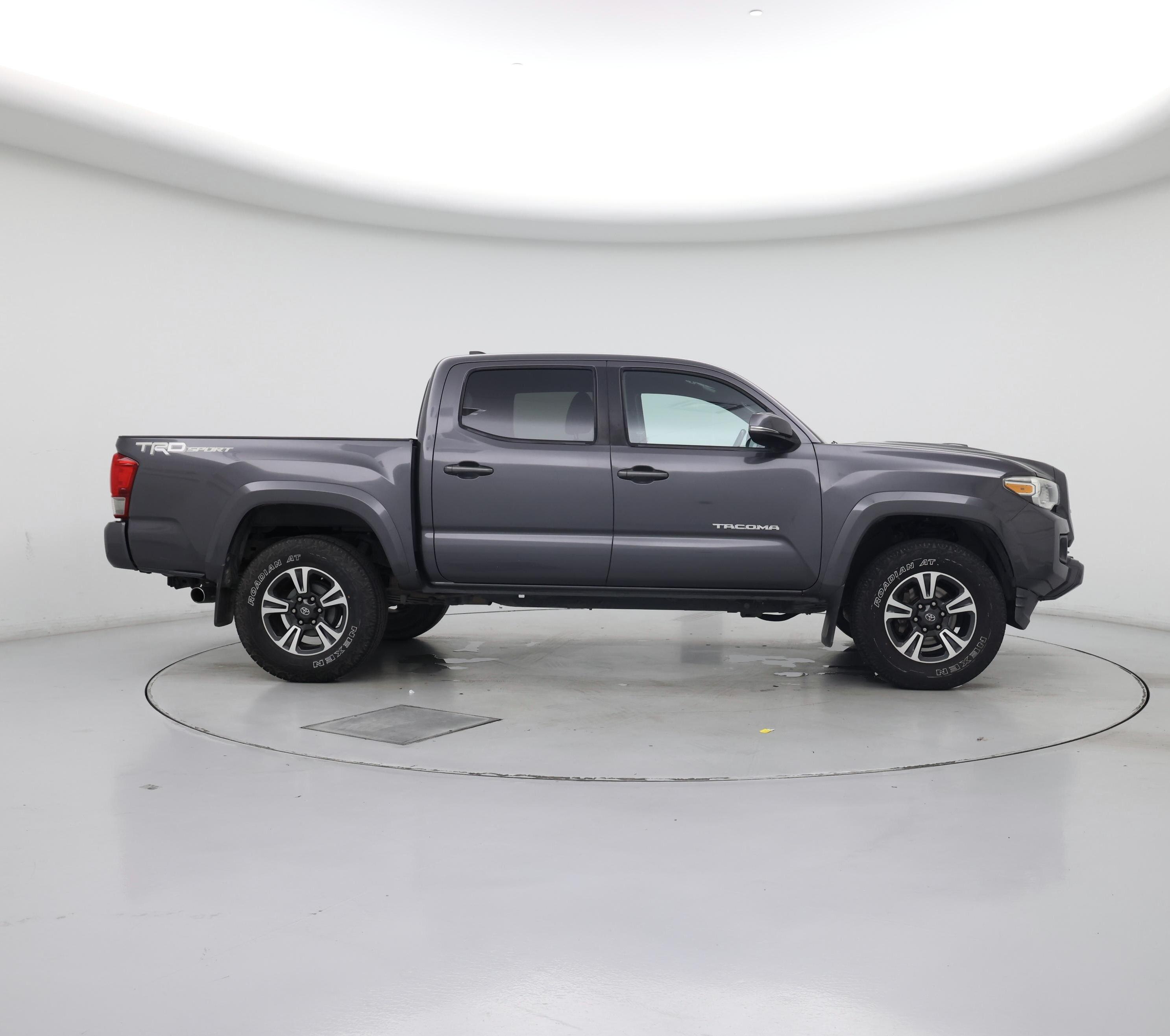 Thumbnail: 2016 Toyota Tacoma - 7