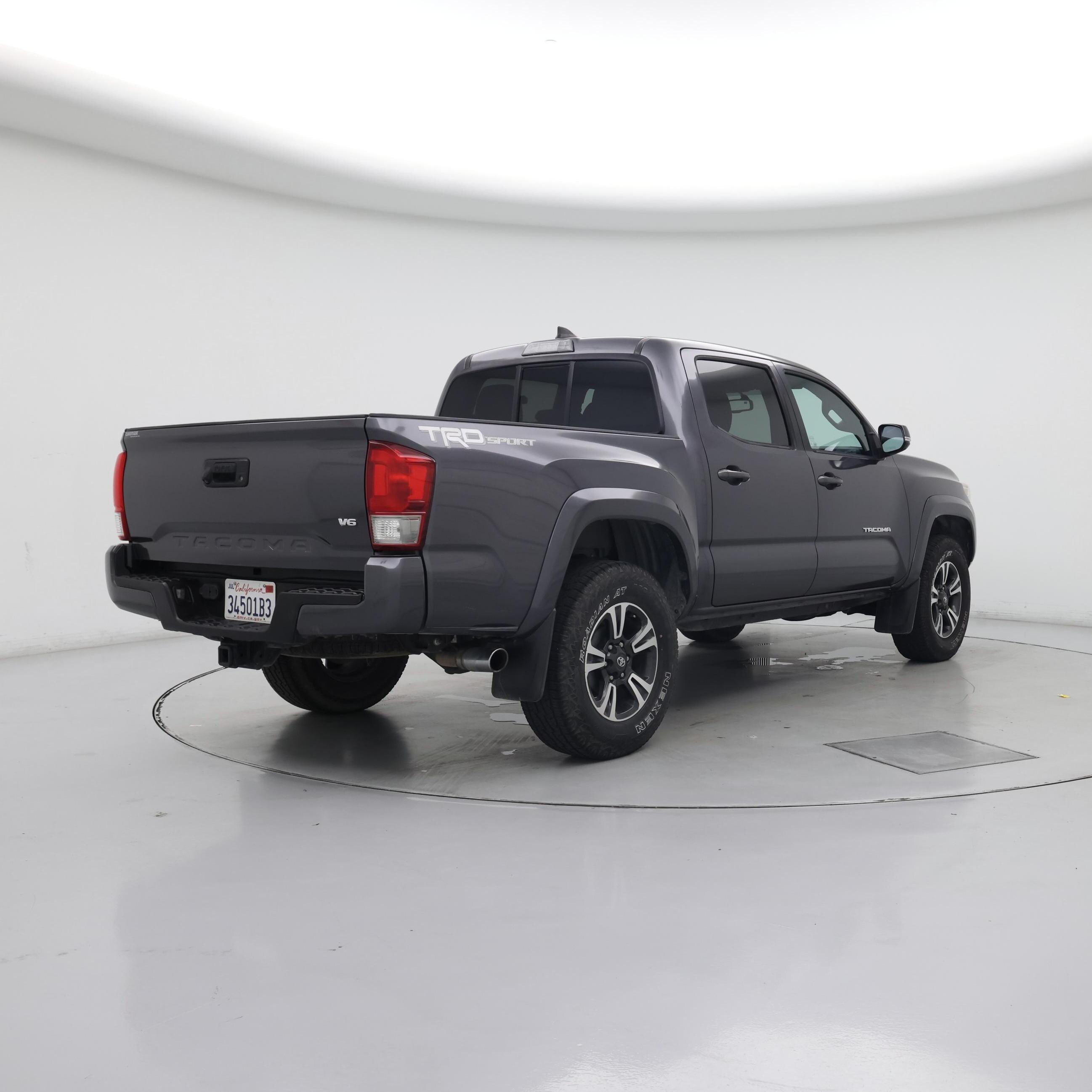 Thumbnail: 2016 Toyota Tacoma - 8