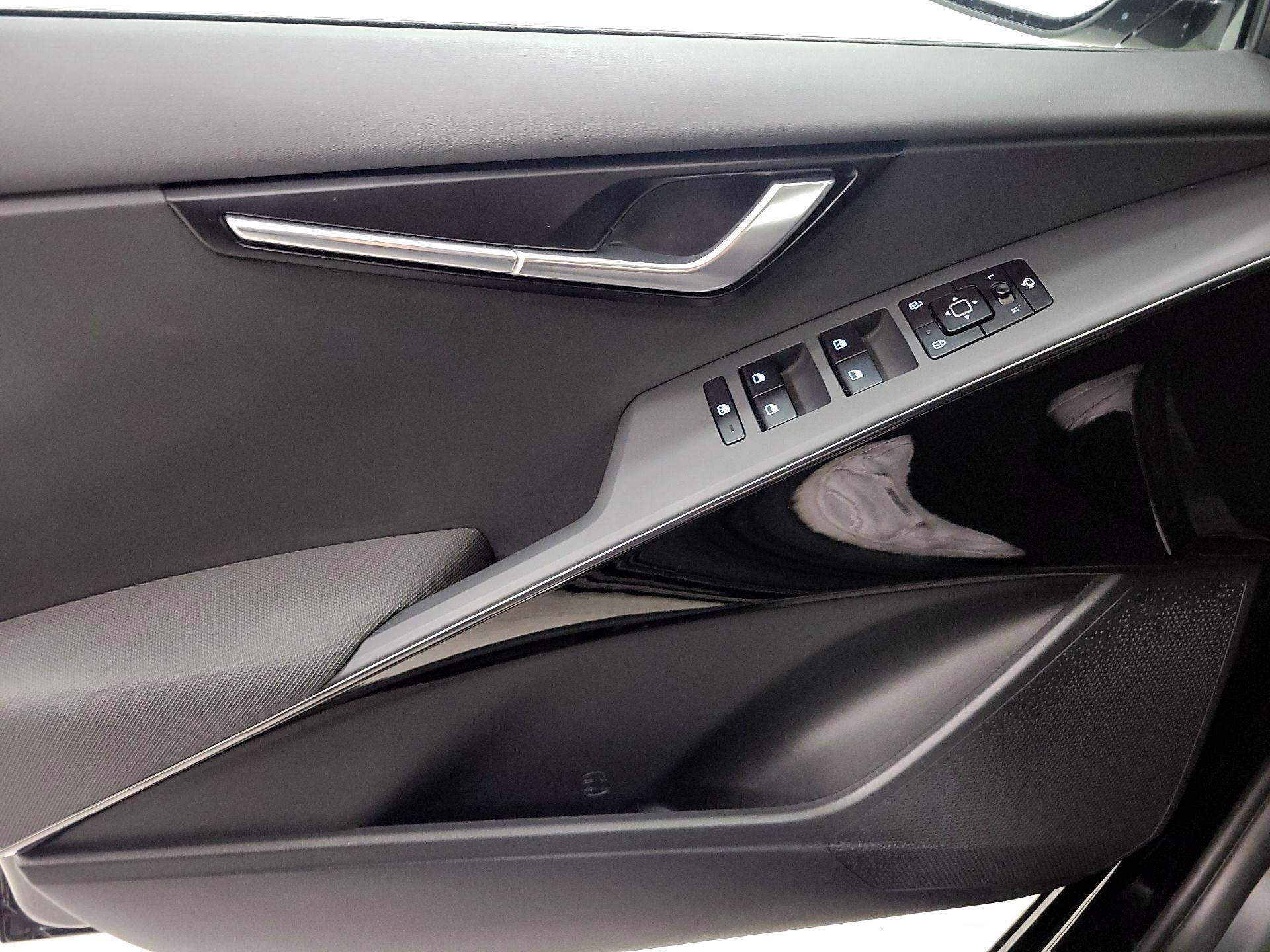 Thumbnail: 2024 Kia Niro - 12
