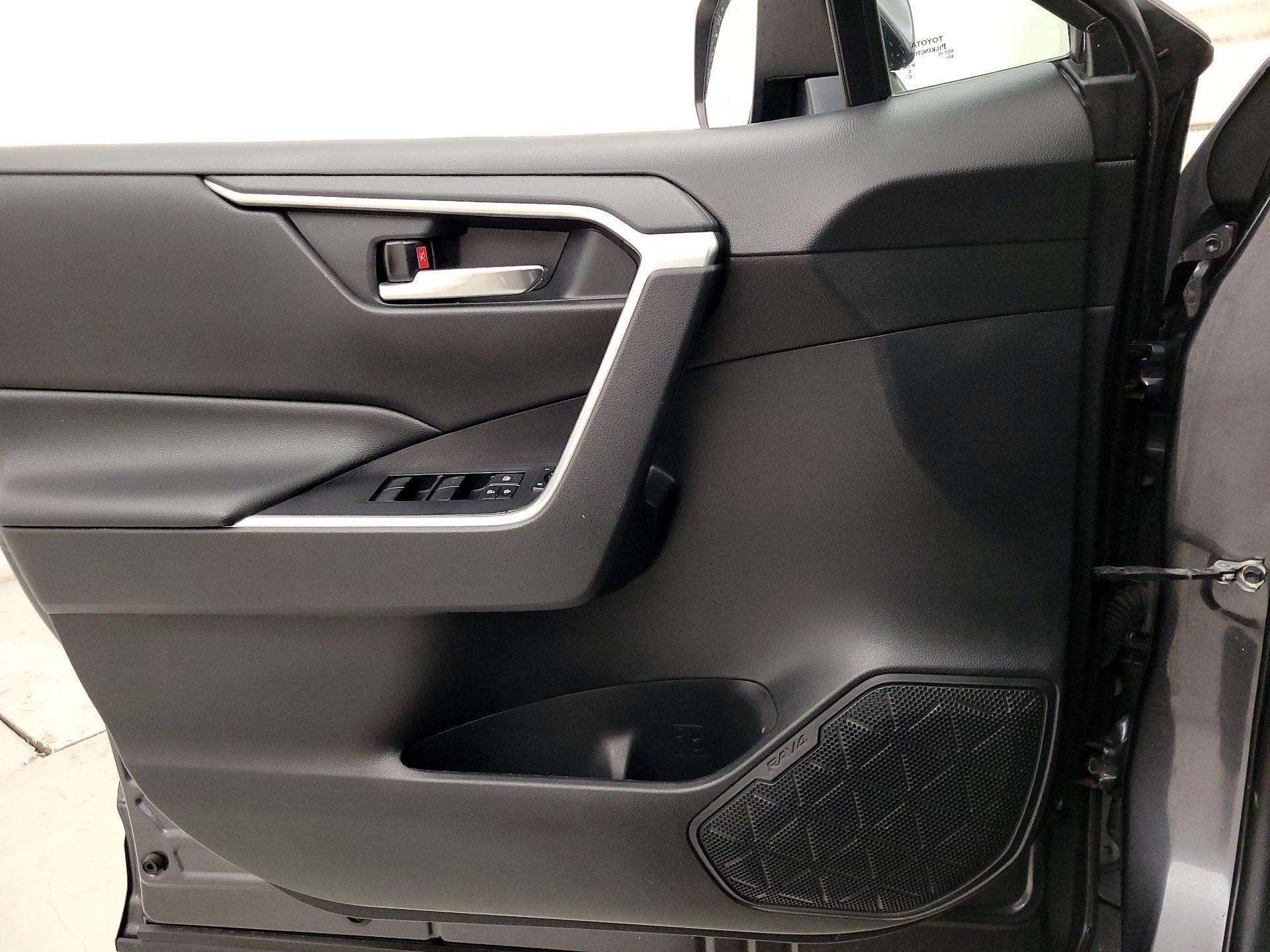 Thumbnail: 2020 Toyota RAV4 - 12