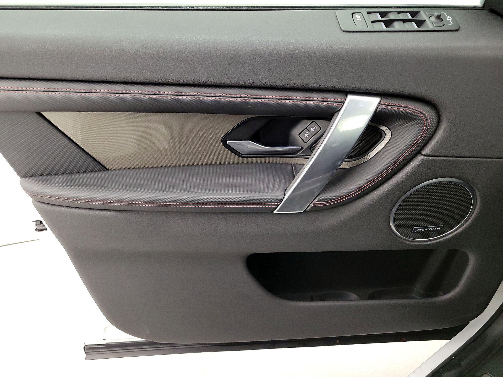 Thumbnail: 2020 Land Rover Discovery Sport - 10