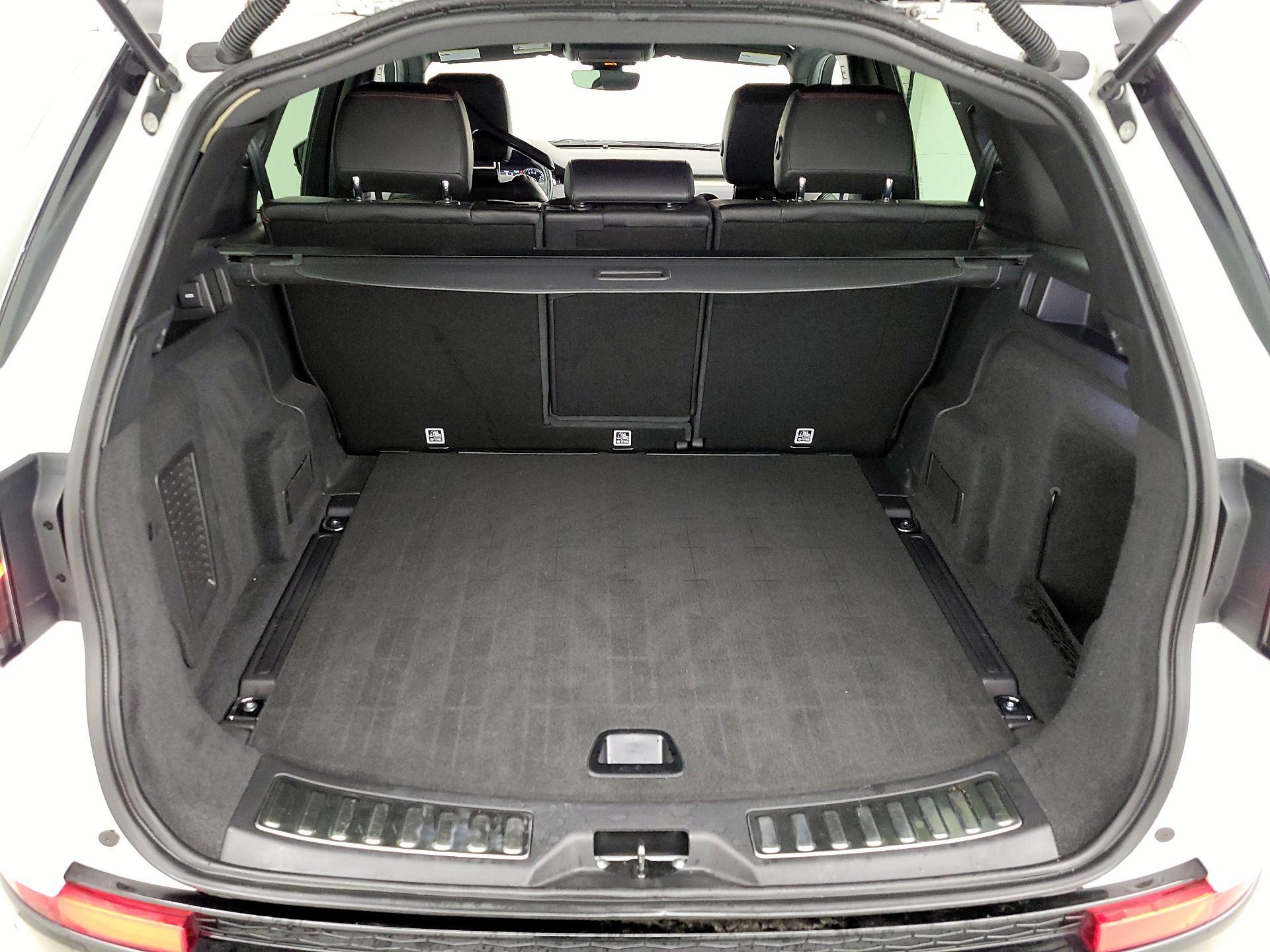 Thumbnail: 2020 Land Rover Discovery Sport - 16