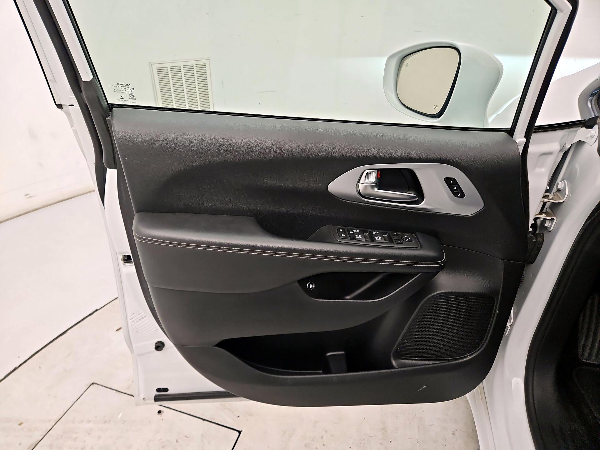 Thumbnail: 2022 Chrysler Pacifica - 12