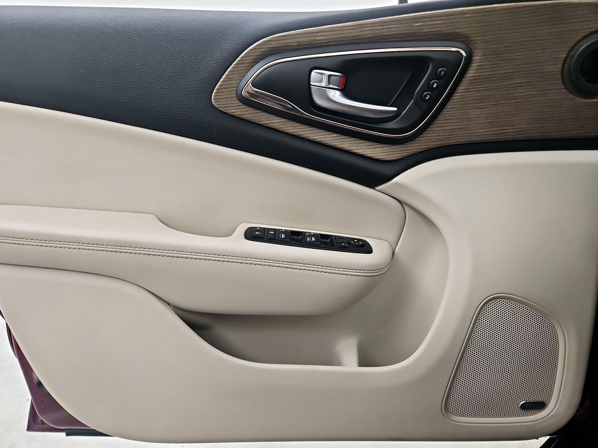 Thumbnail: 2015 Chrysler 200 - 12