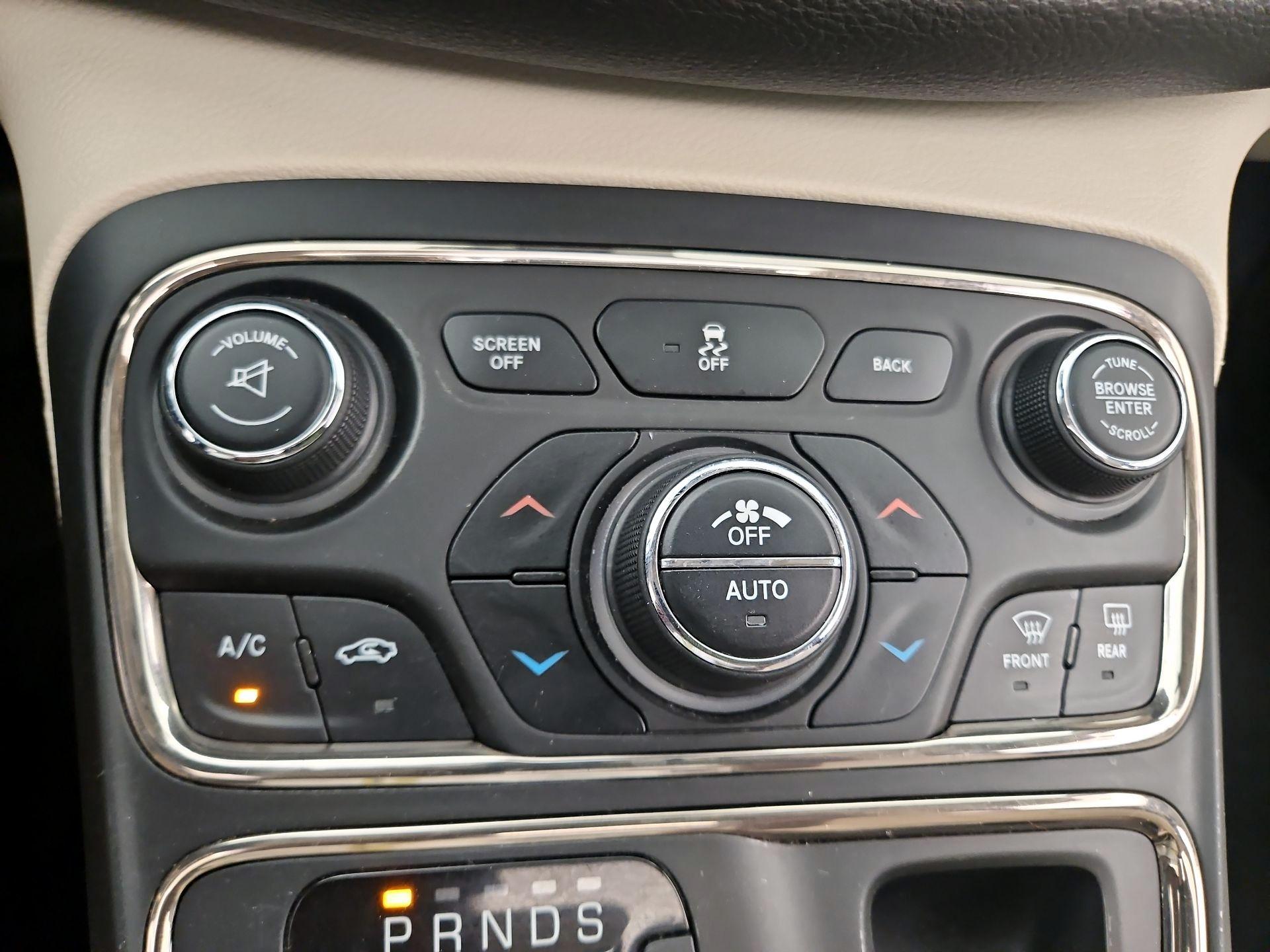 Thumbnail: 2015 Chrysler 200 - 17