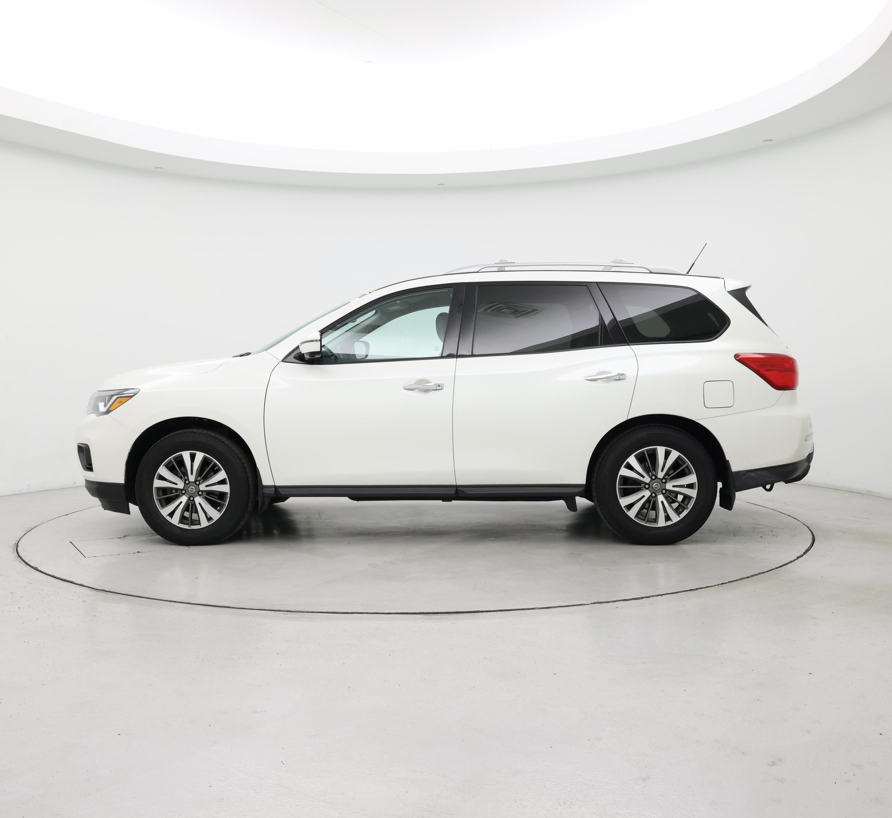 Thumbnail: 2017 Nissan Pathfinder - 3