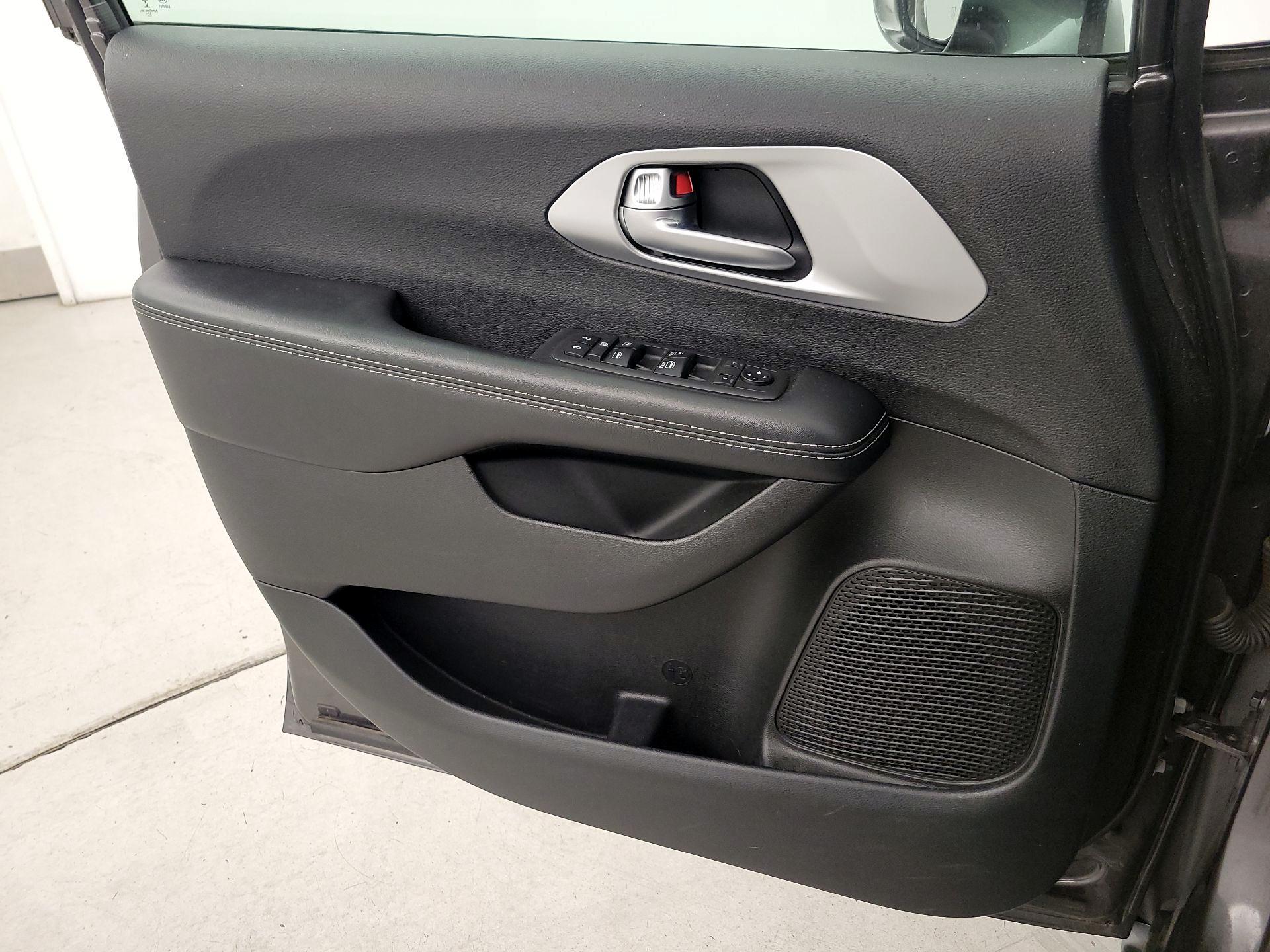 Thumbnail: 2018 Chrysler Pacifica - 12