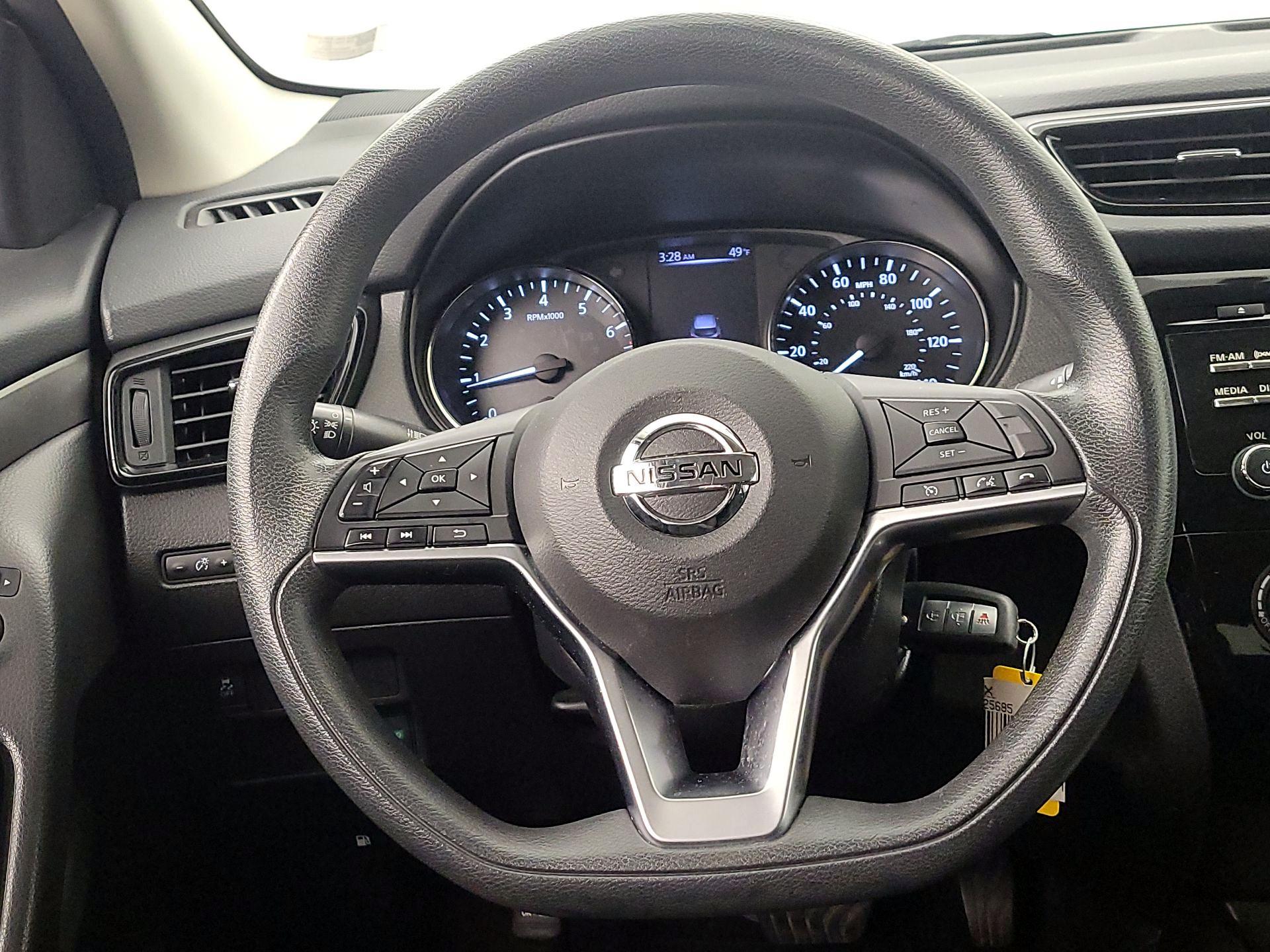 Thumbnail: 2017 Nissan Rogue Sport - 10