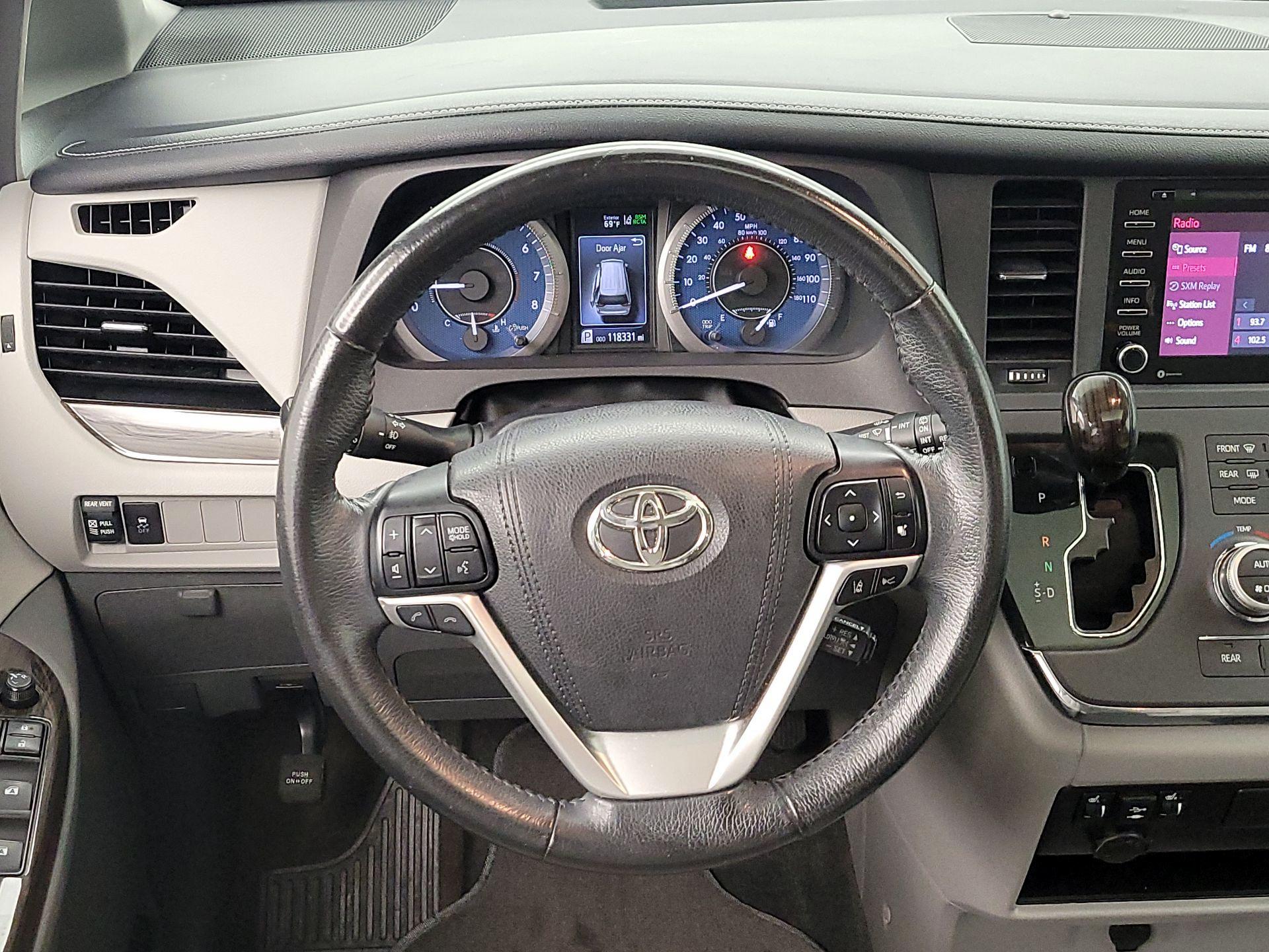 Thumbnail: 2018 Toyota Sienna - 10