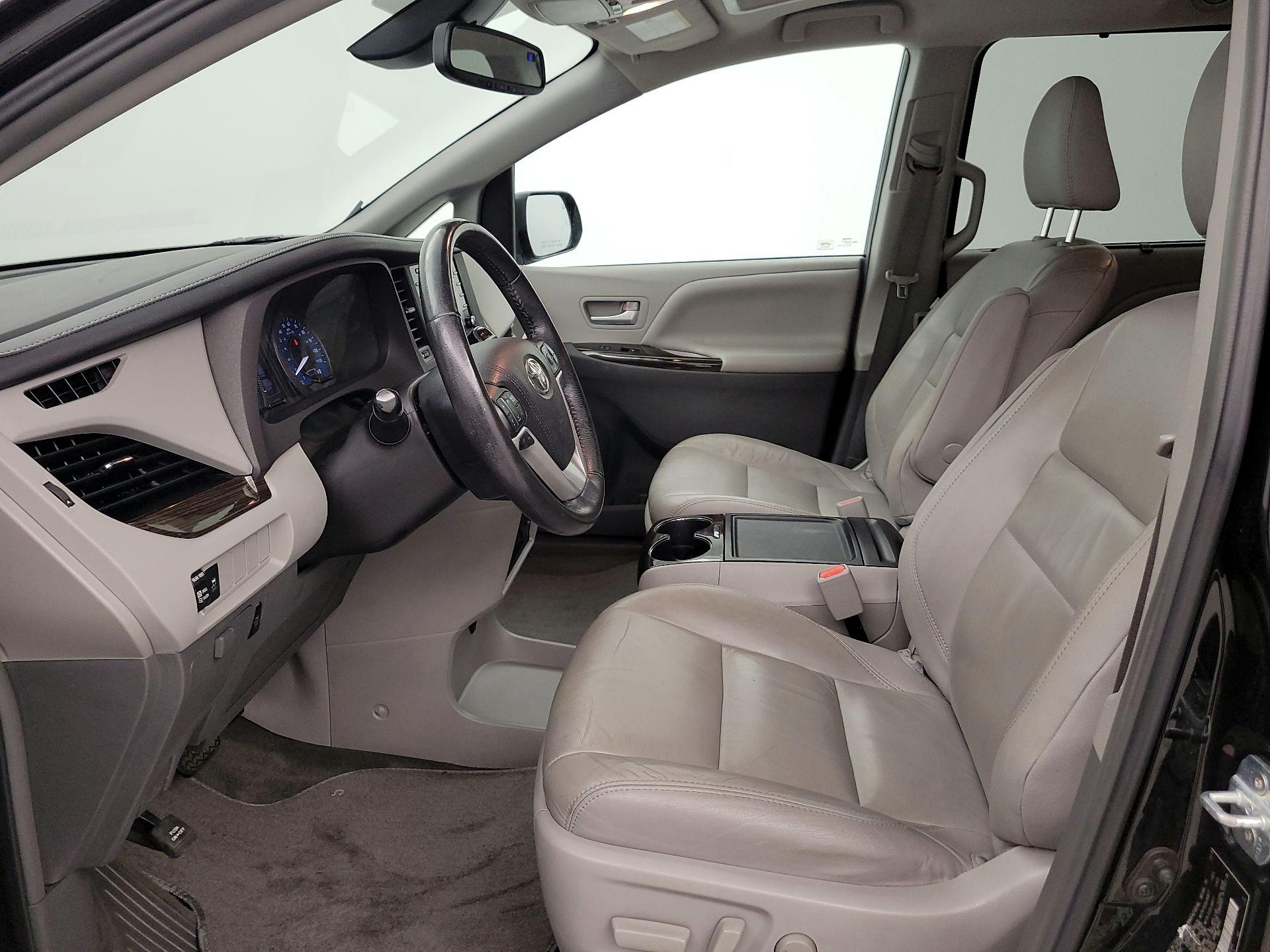 Thumbnail: 2018 Toyota Sienna - 11