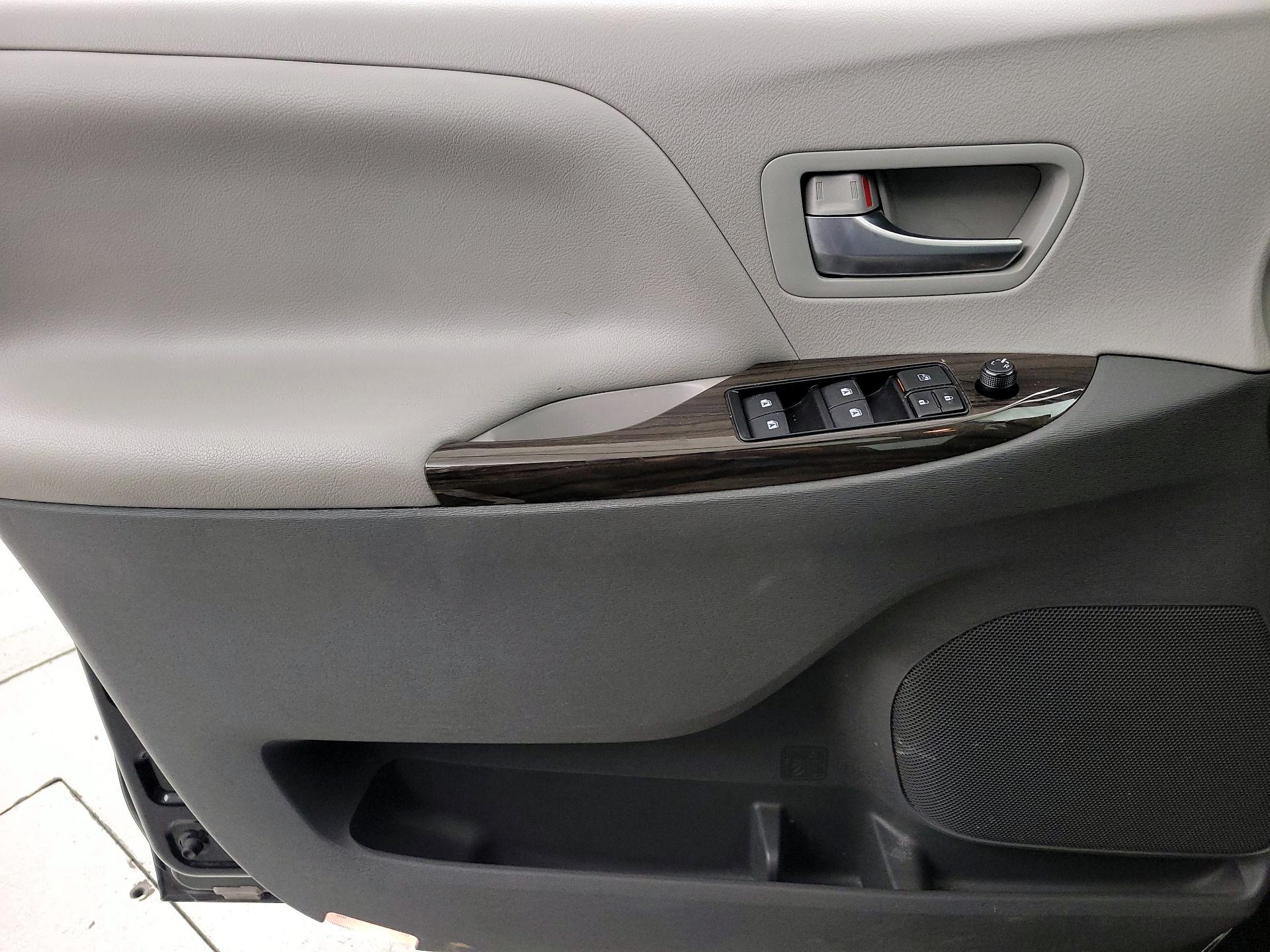 Thumbnail: 2018 Toyota Sienna - 12