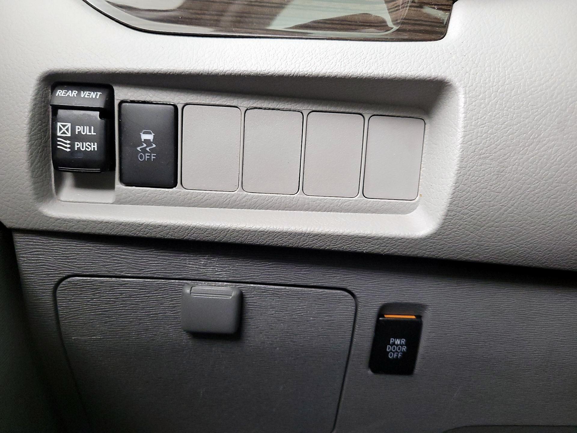 Thumbnail: 2018 Toyota Sienna - 13