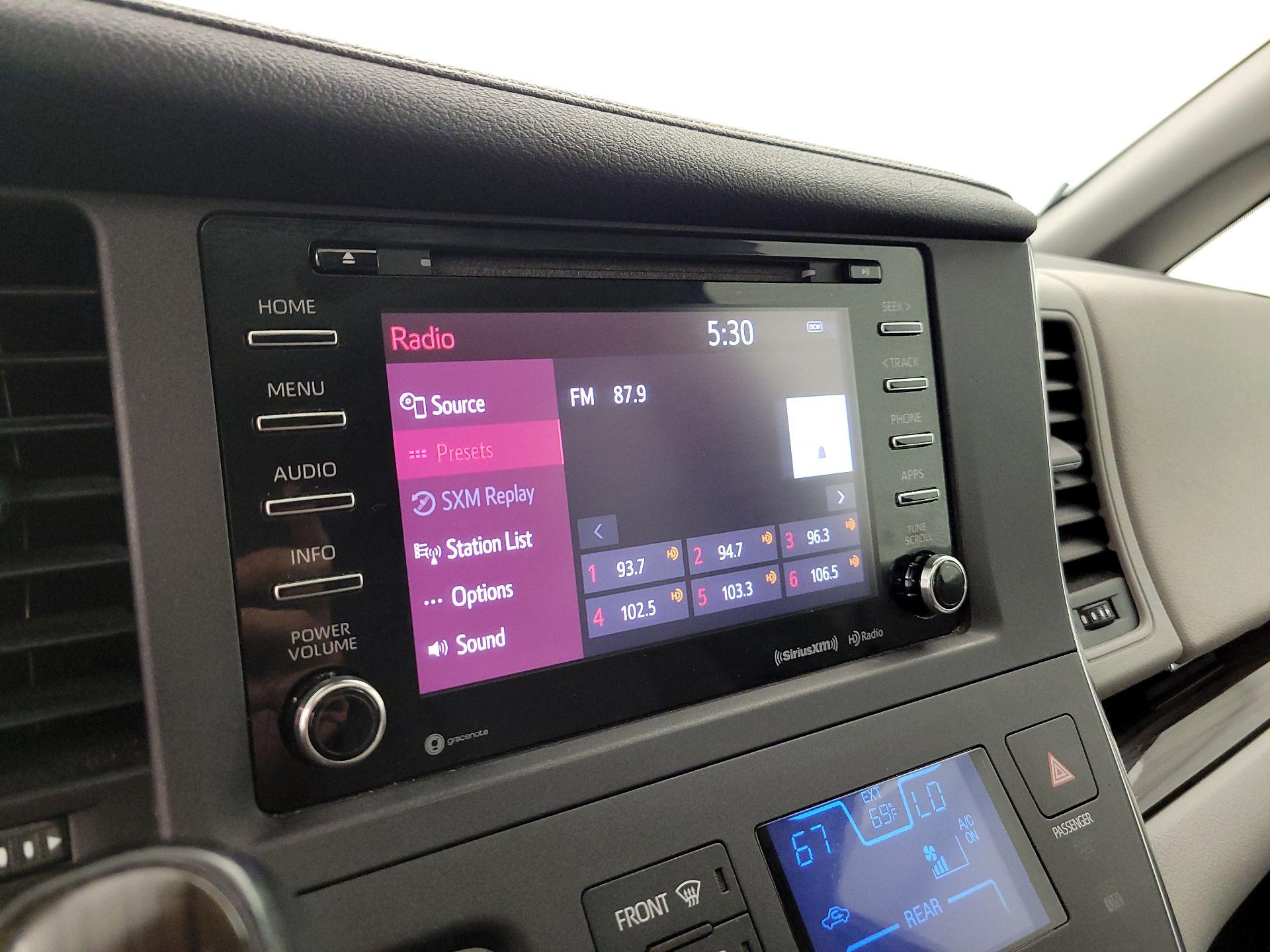 Thumbnail: 2018 Toyota Sienna - 15