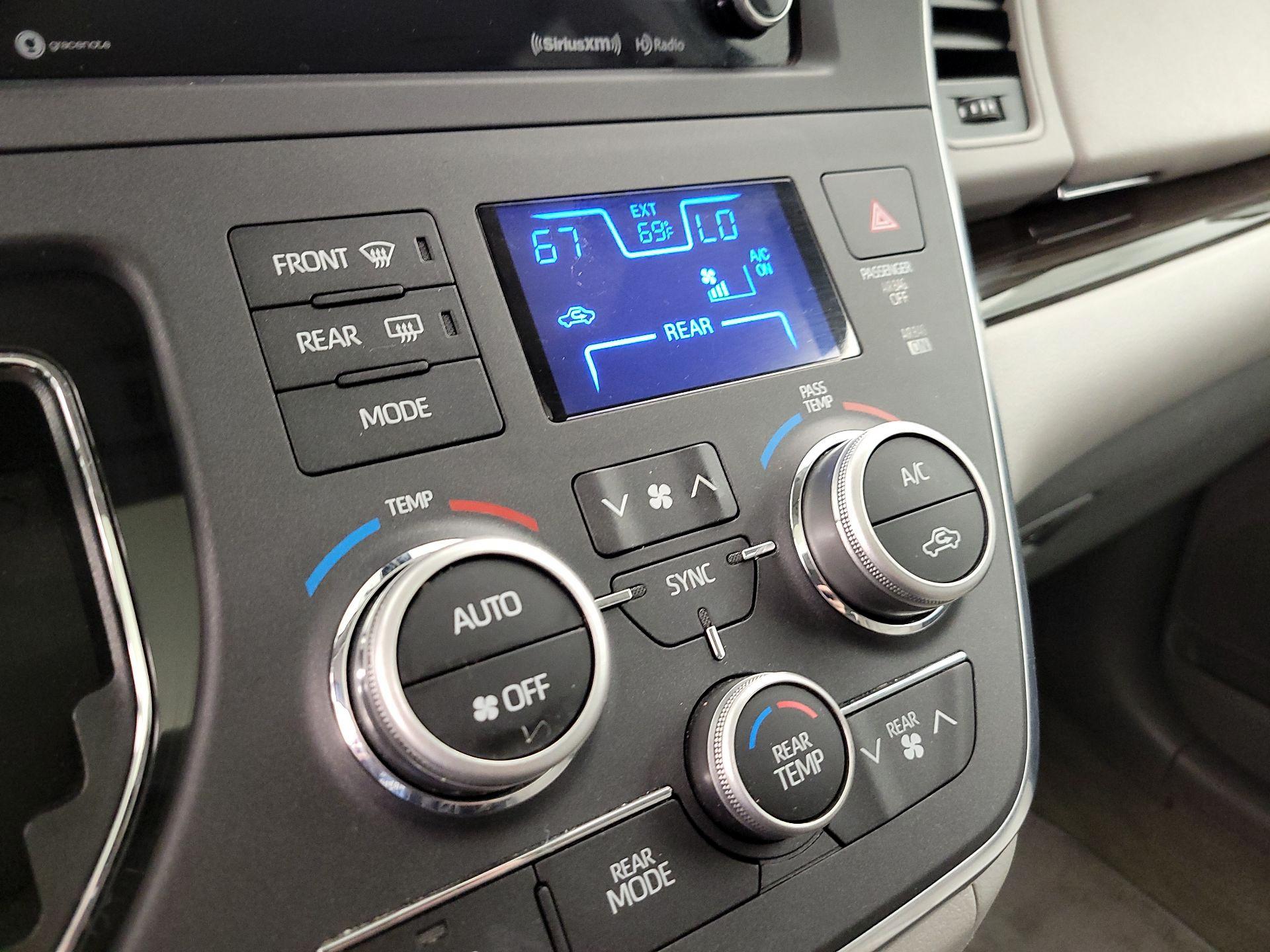 Thumbnail: 2018 Toyota Sienna - 16