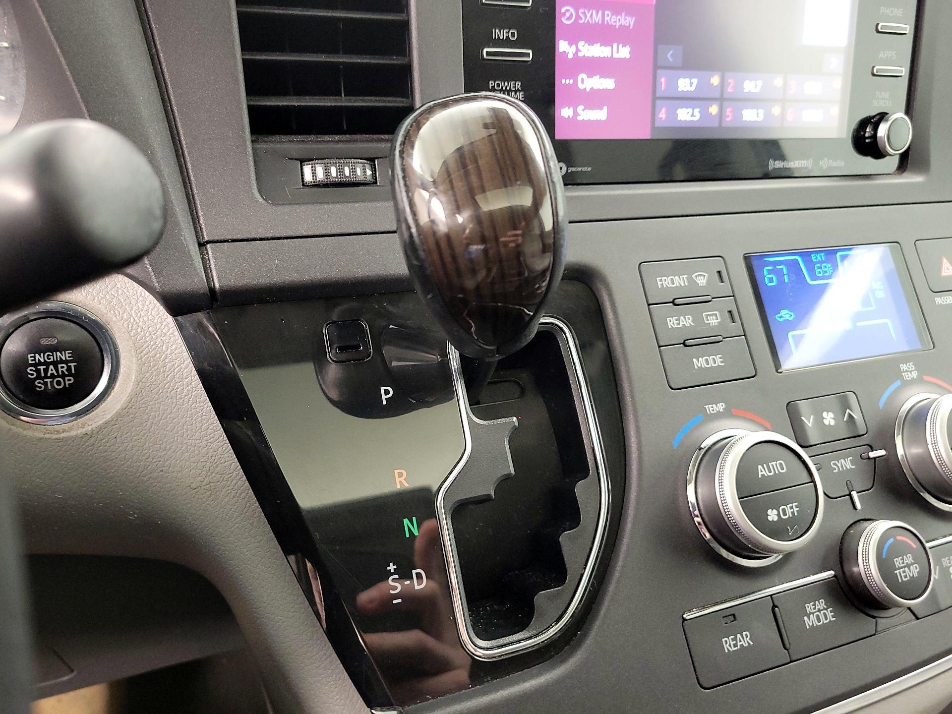 Thumbnail: 2018 Toyota Sienna - 17