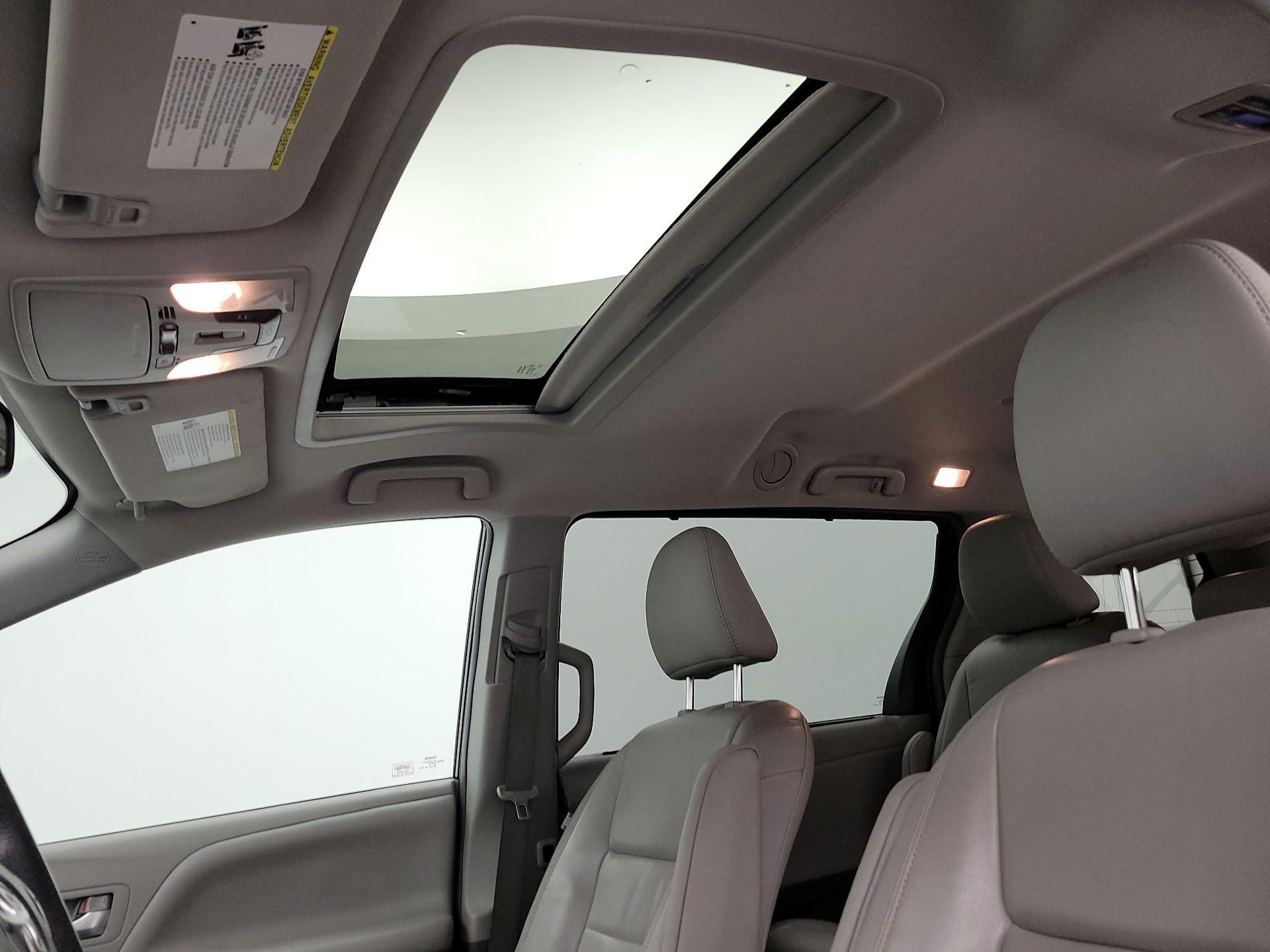 Thumbnail: 2018 Toyota Sienna - 19