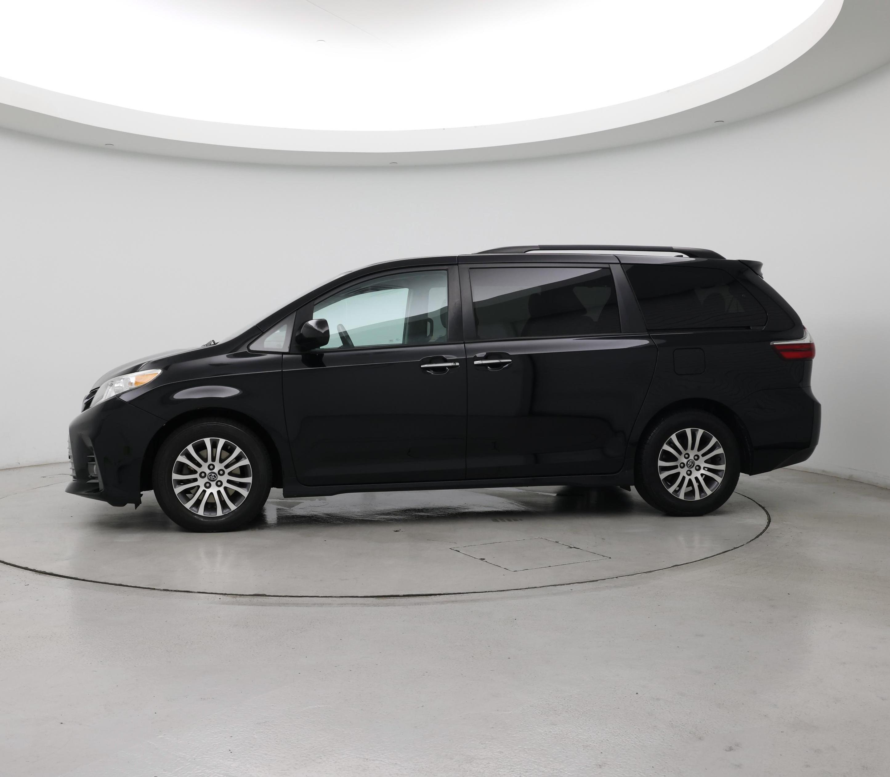 Thumbnail: 2018 Toyota Sienna - 3