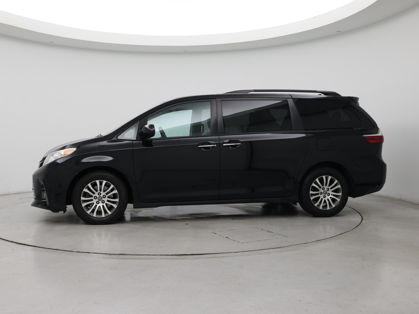 Image 4 of 2018 Toyota Sienna XLE