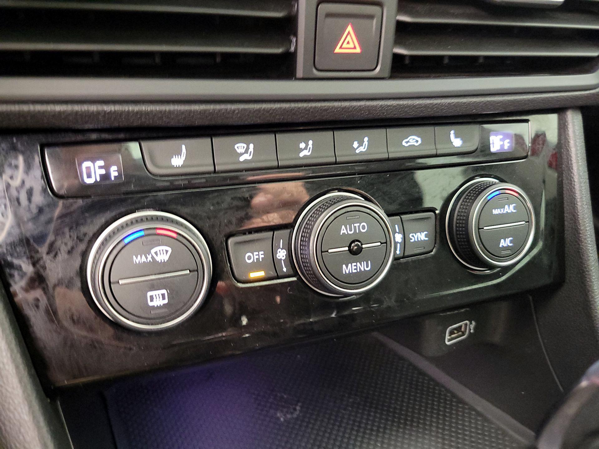 Thumbnail: 2019 Volkswagen Jetta - 16