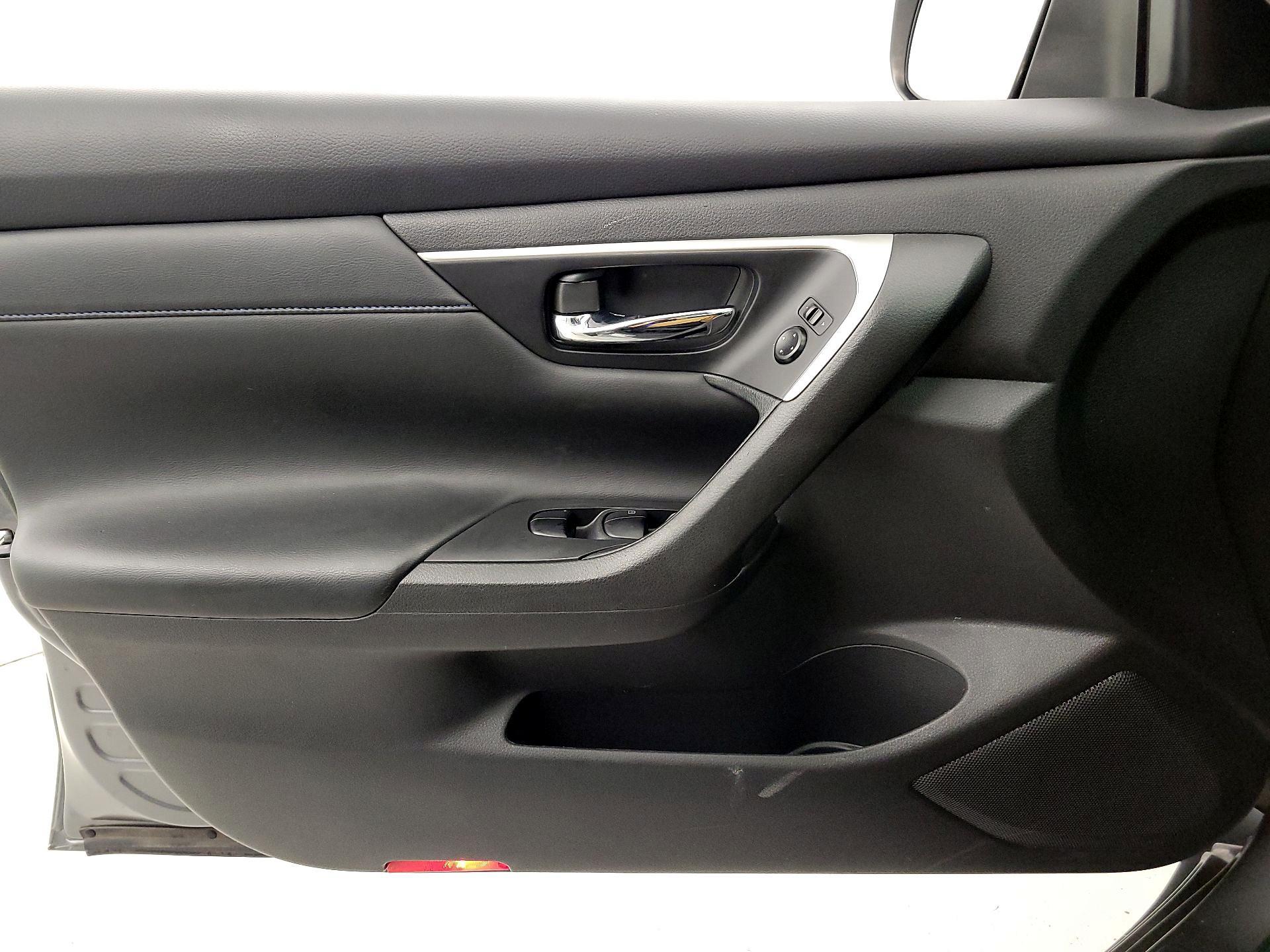 Thumbnail: 2016 Nissan Altima - 12
