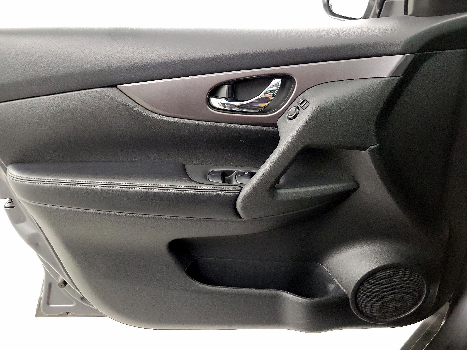 Thumbnail: 2016 Nissan Rogue - 12