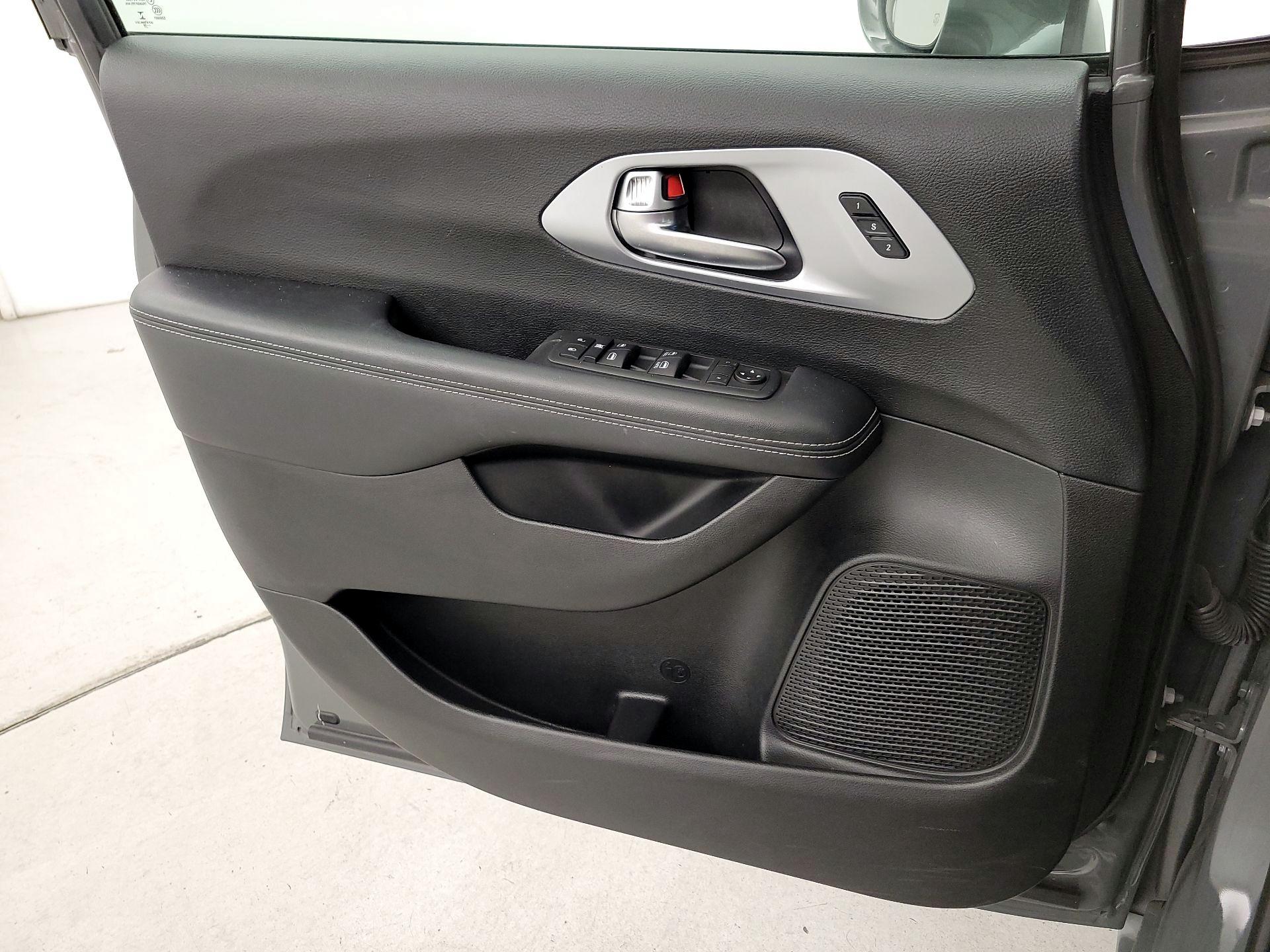 Thumbnail: 2020 Chrysler Pacifica - 12