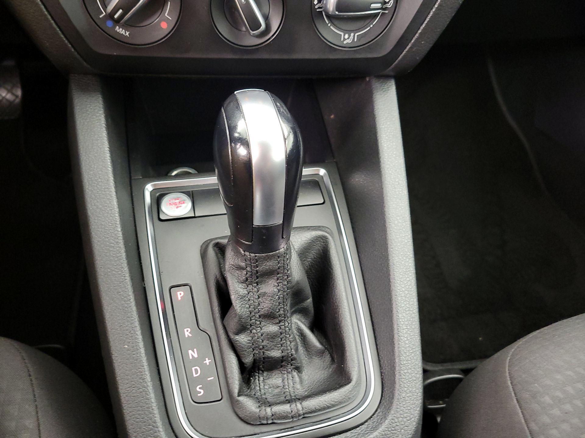 Thumbnail: 2015 Volkswagen Jetta - 16
