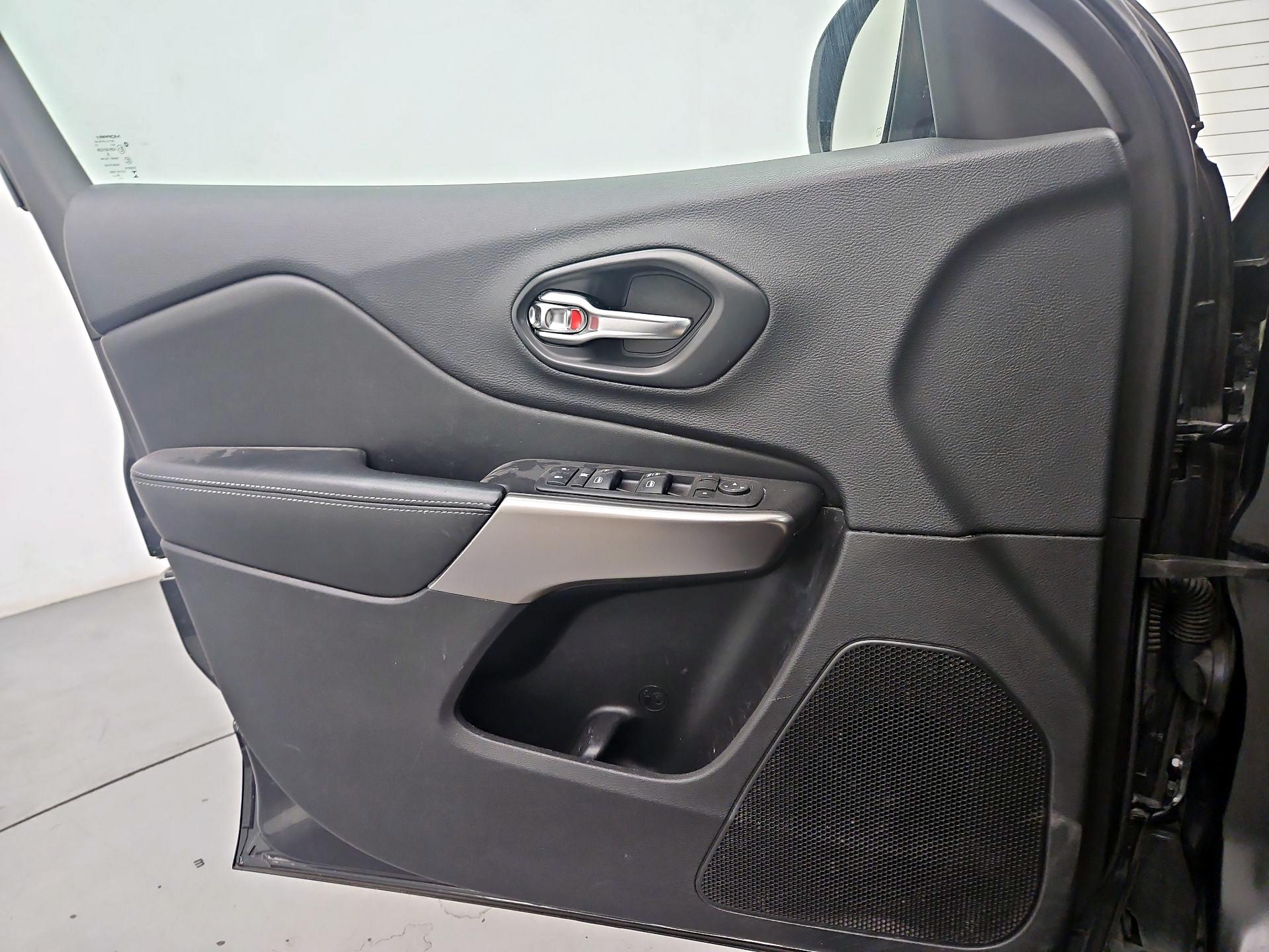 Thumbnail: 2019 Jeep Cherokee - 12