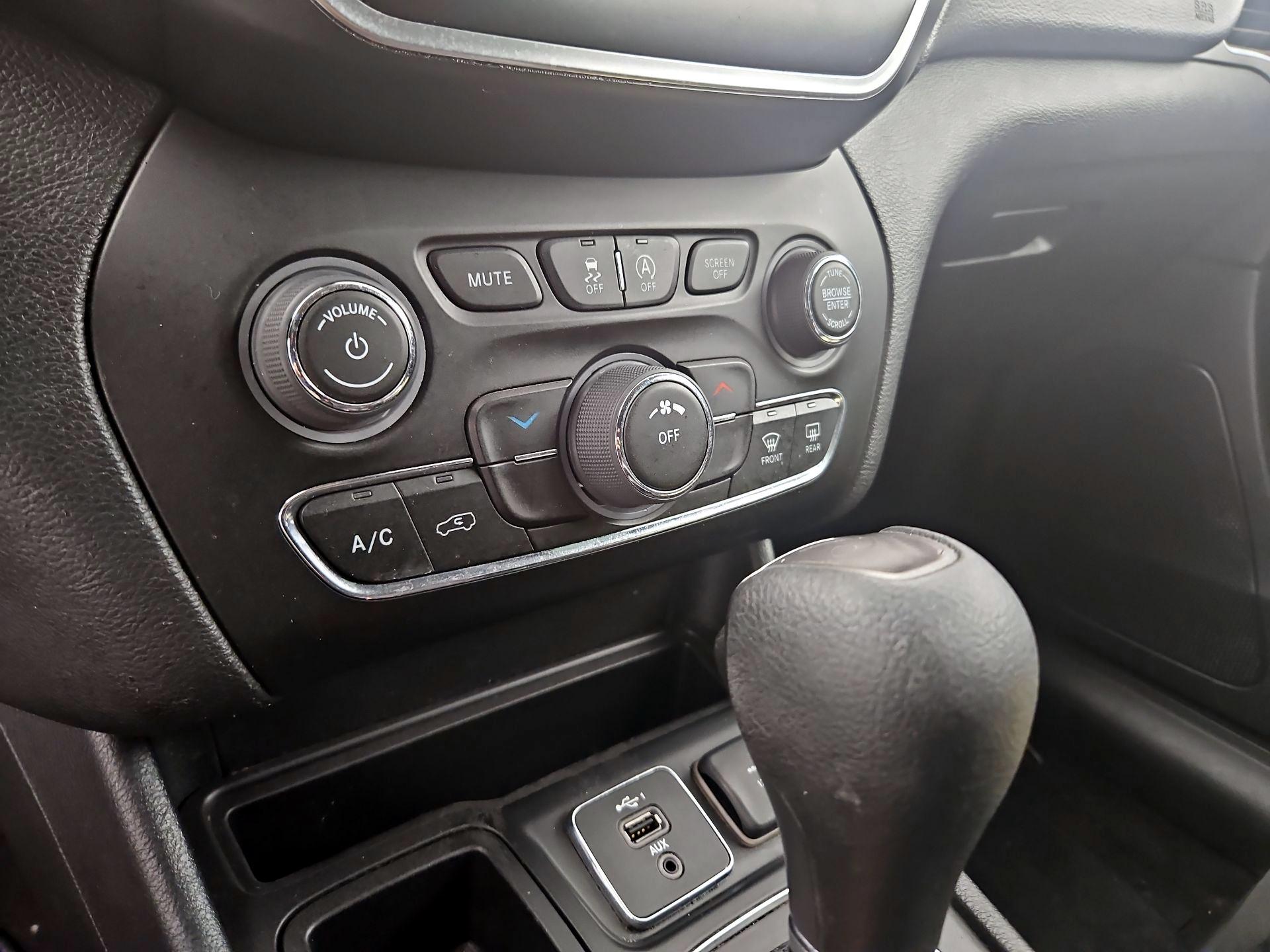Thumbnail: 2019 Jeep Cherokee - 16