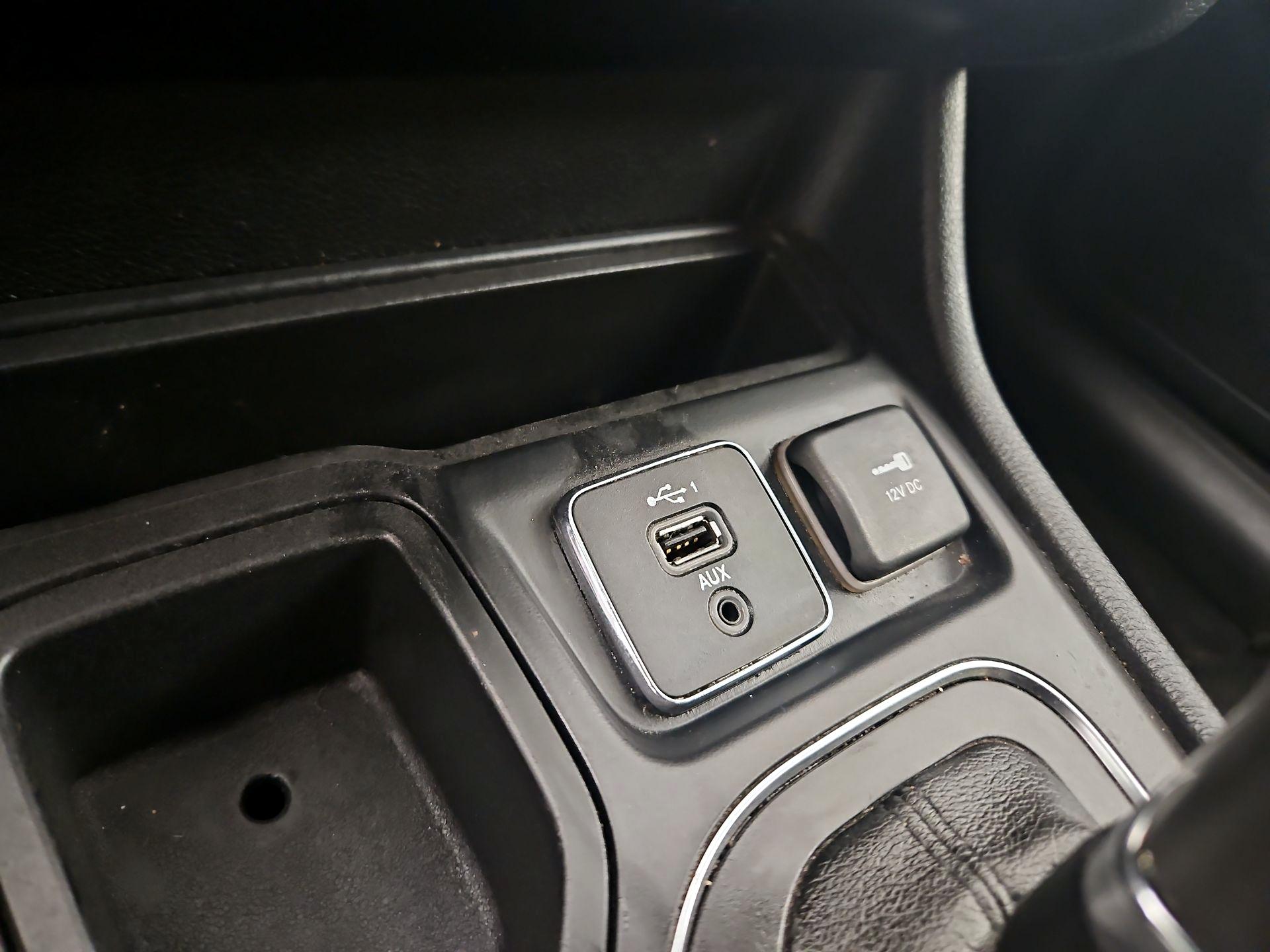 Thumbnail: 2019 Jeep Cherokee - 18