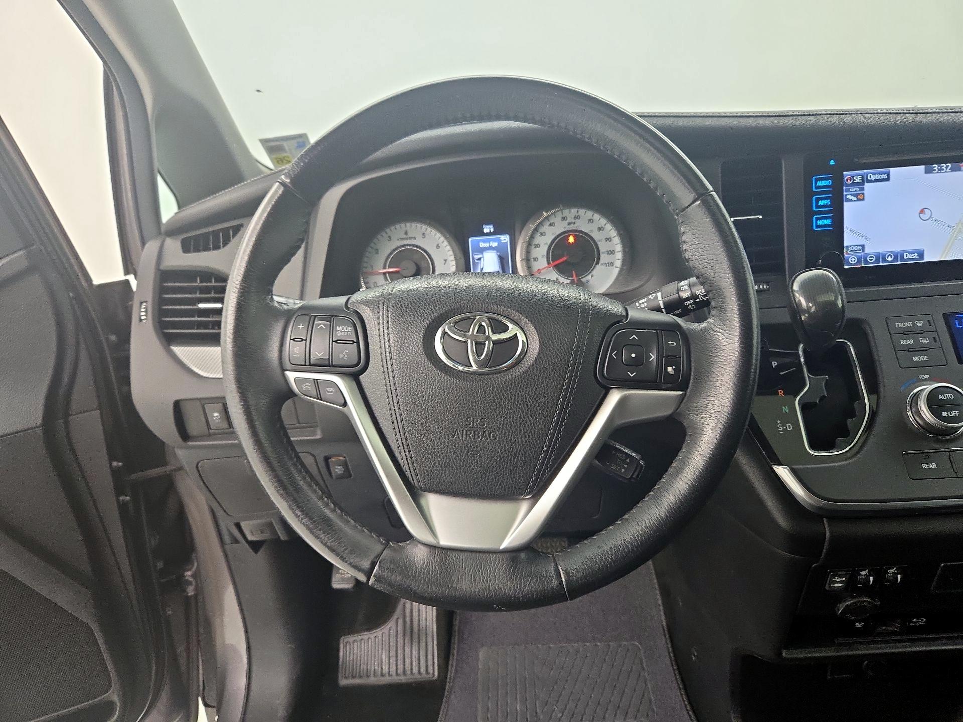 Thumbnail: 2016 Toyota Sienna - 10
