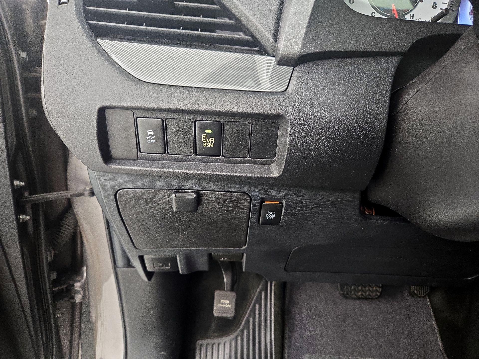 Thumbnail: 2016 Toyota Sienna - 13