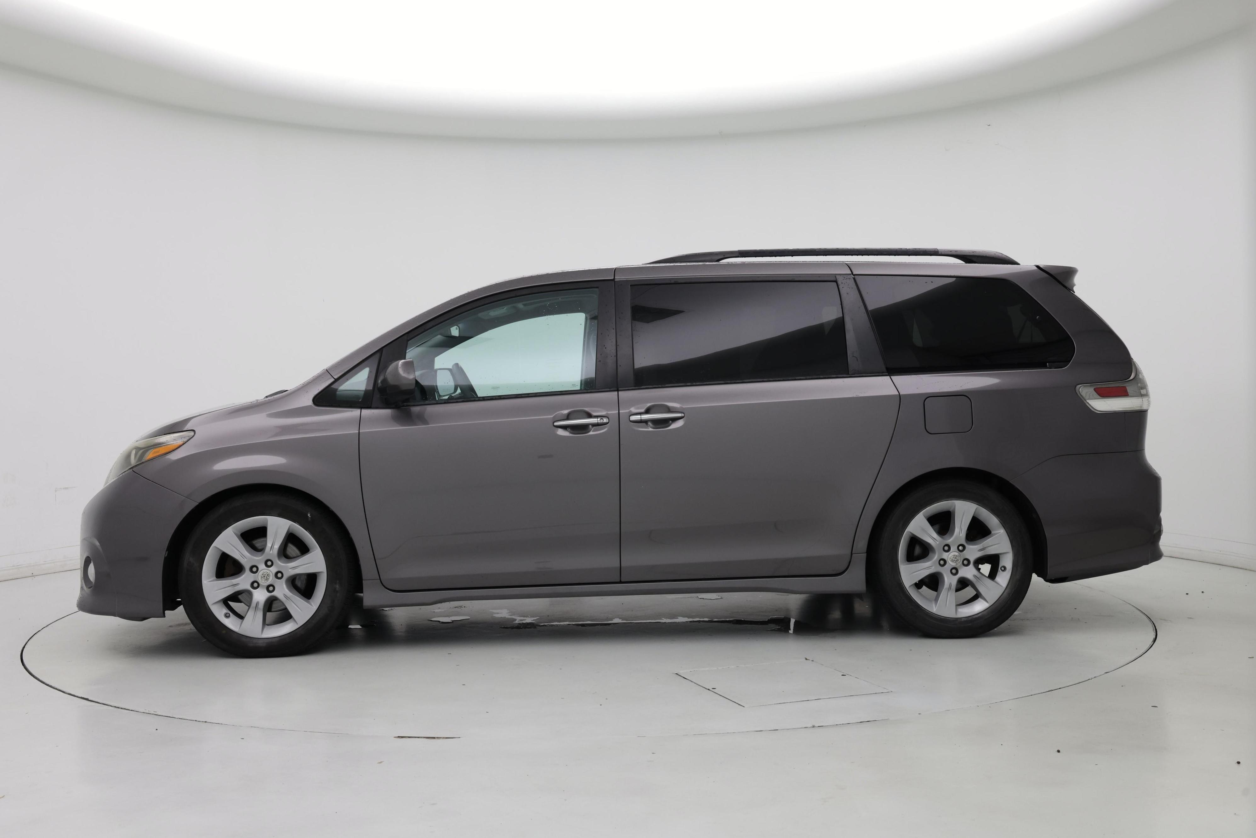 Thumbnail: 2016 Toyota Sienna - 3