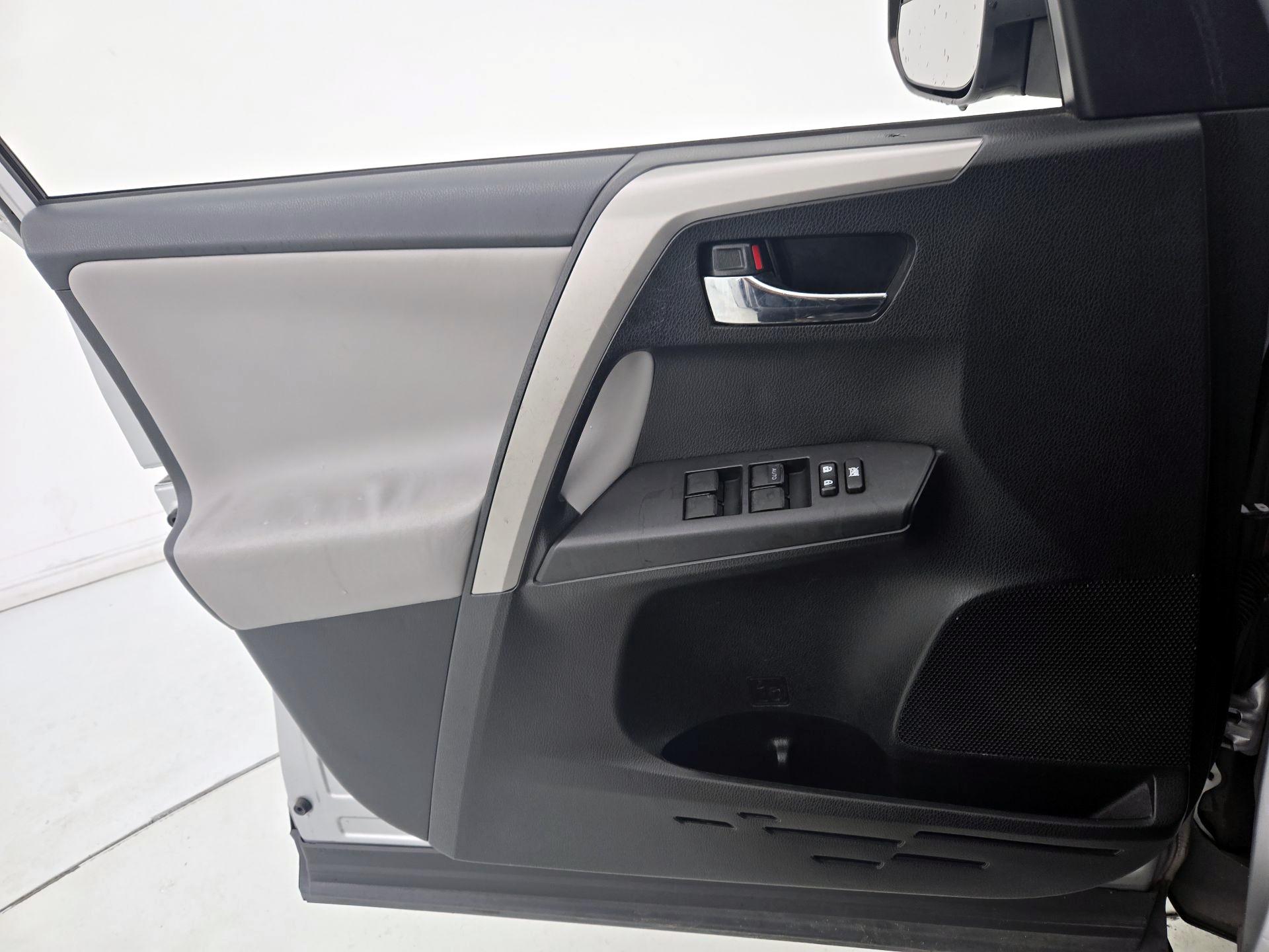 Thumbnail: 2016 Toyota RAV4 - 12