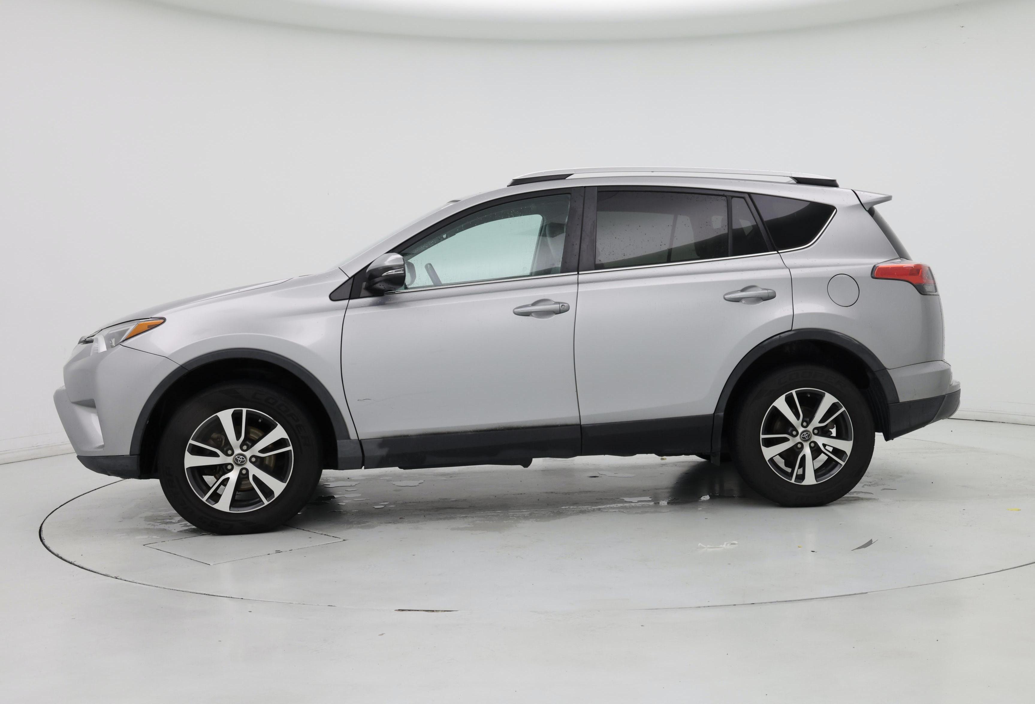 Thumbnail: 2016 Toyota RAV4 - 3