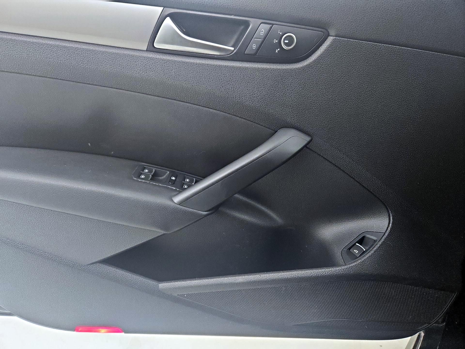 Thumbnail: 2014 Volkswagen Passat - 12
