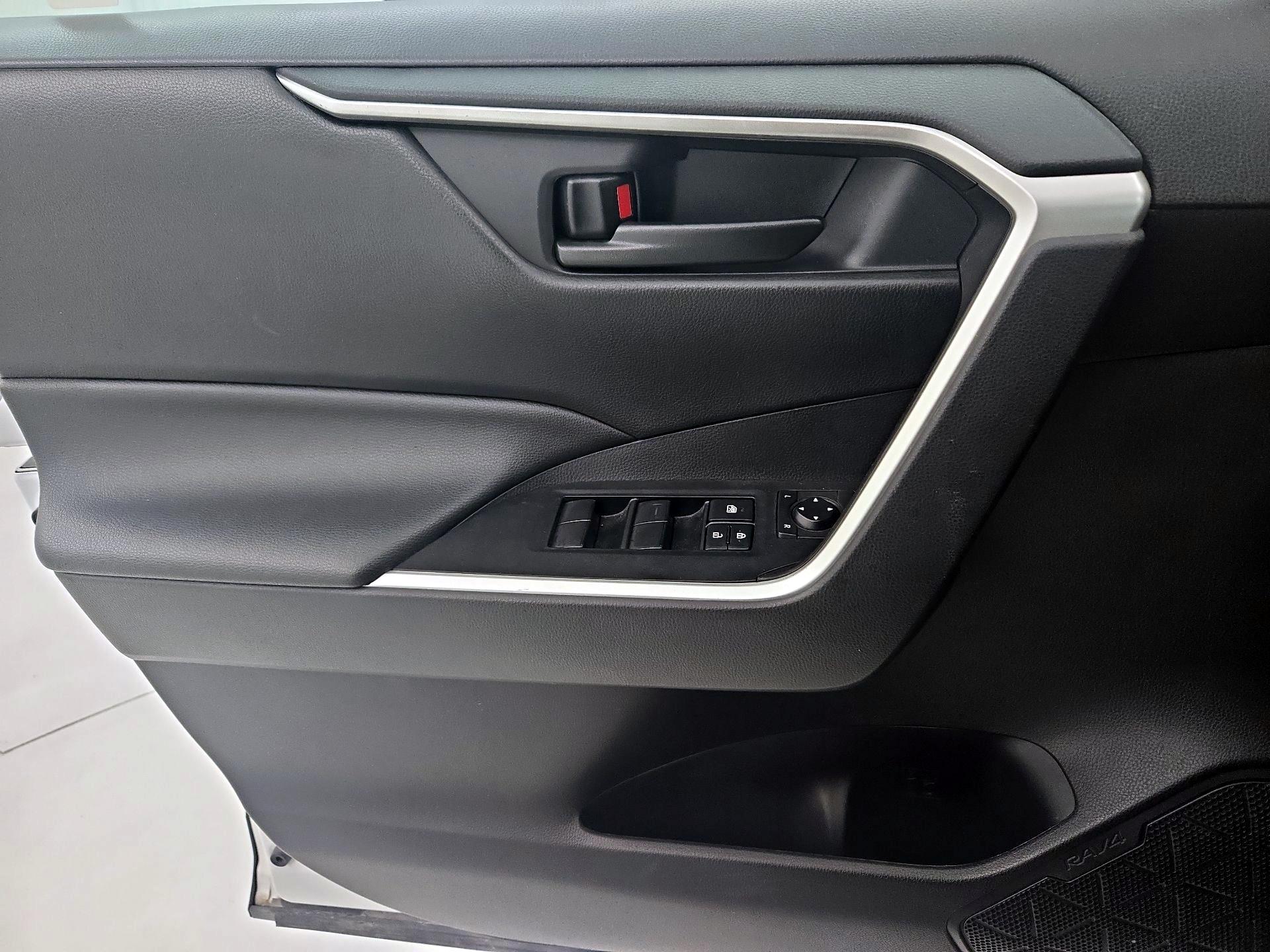 Thumbnail: 2020 Toyota RAV4 - 12