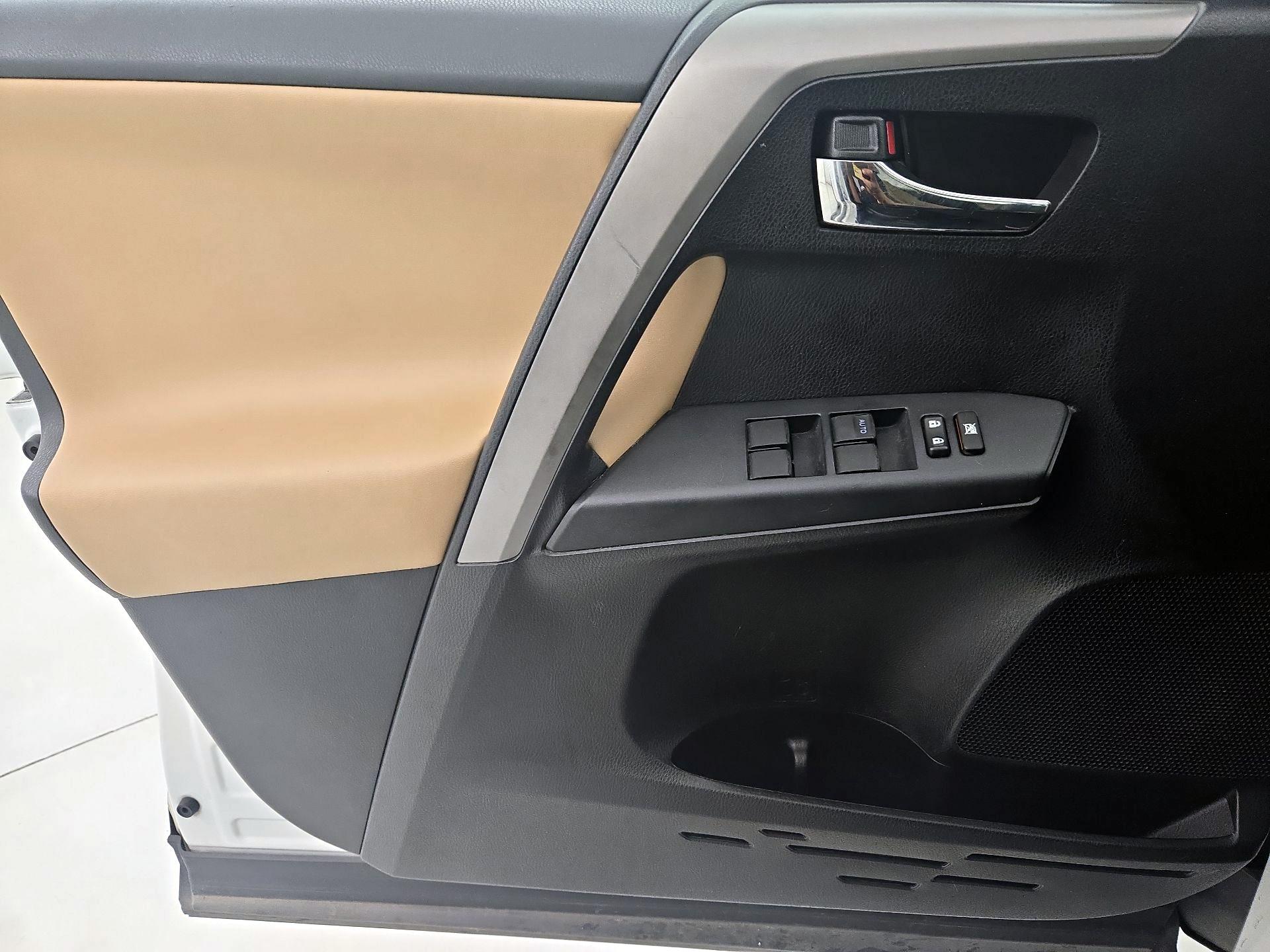 Thumbnail: 2016 Toyota RAV4 - 12